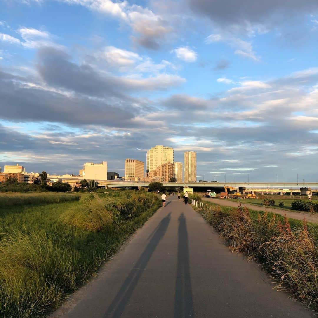 亀田誠治さんのインスタグラム写真 - (亀田誠治Instagram)「息子と散歩の影絵。🚶‍♂️🚶‍♂️」6月10日 19時05分 - kameda_kamera