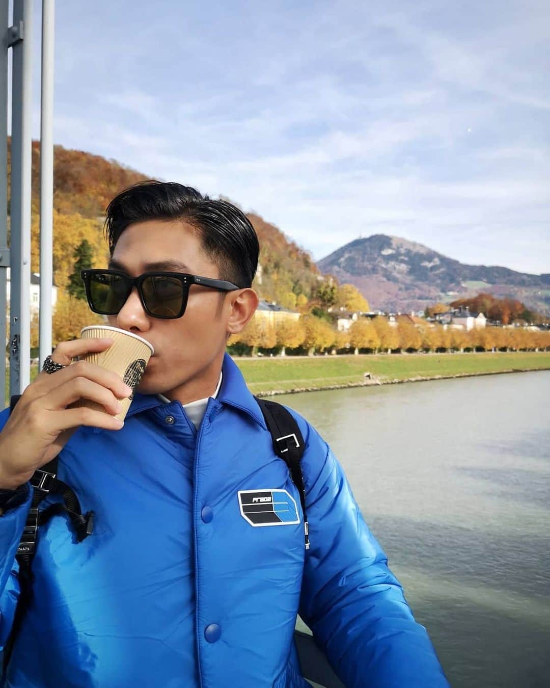 デスモンド・タンのインスタグラム：「Miss sipping hot coffee in cold weather? Hang in there, we will get there.  Together, we will! ✂️Poll: Time to cut my hair? Yes, no? 😂」