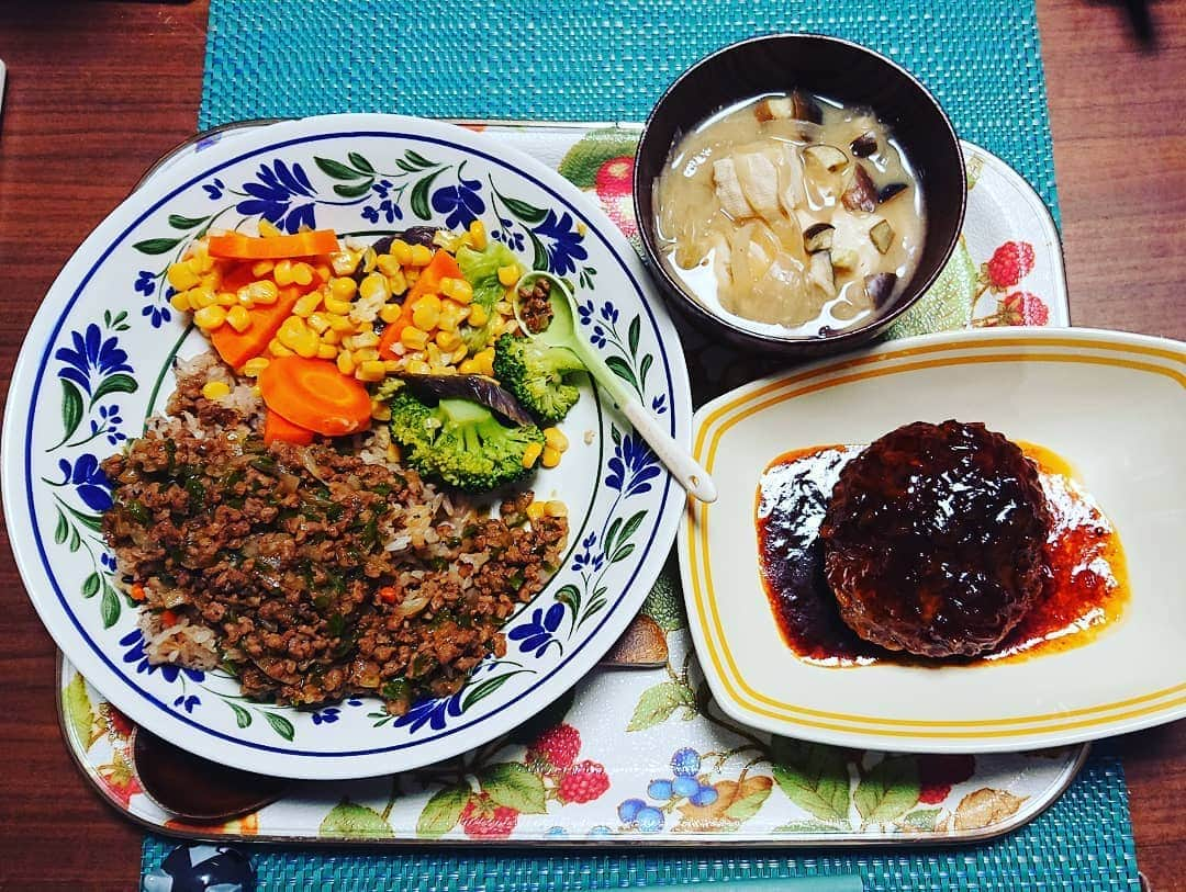 置鮎龍太郎さんのインスタグラム写真 - (置鮎龍太郎Instagram)「#今日の晩御飯 #いただきます🙏 #ご馳走さまでした🙏  昨日のライスと冷凍チャーハンの残りを混ぜて、大豆のガパオをかけて♪  取り寄せたこちらも冷凍のハンバーグを、温めるだけのソースで煮込んで♪  野菜はシリコンスチーマーで蒸して、そして、お味噌汁。久しぶりに木綿豆腐。  同じタイミングで作るの難しいなぁ(^_^;)」6月10日 19時08分 - chikichikiko