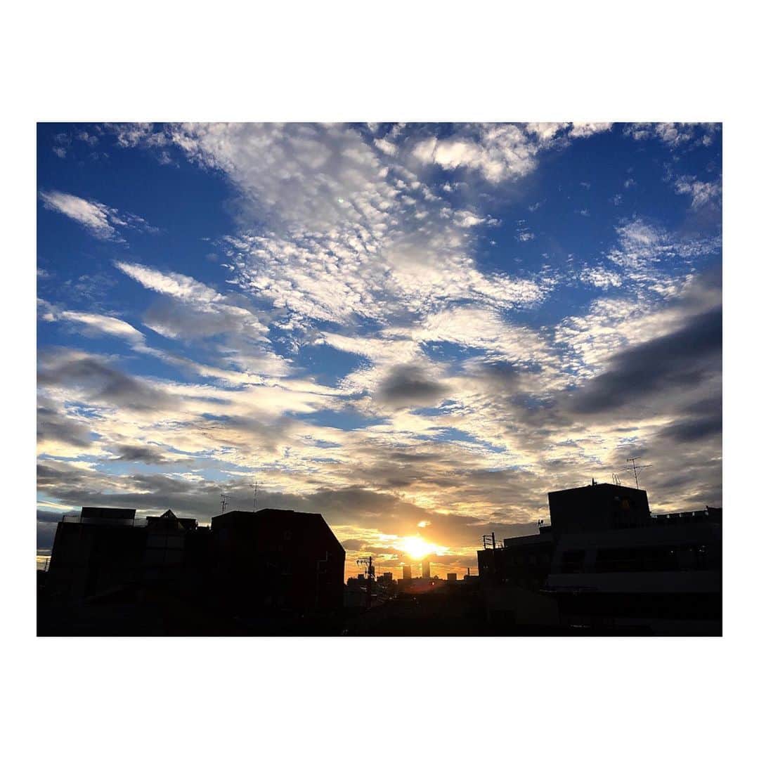 理絵さんのインスタグラム写真 - (理絵Instagram)「空の写真を撮っていて  眩しくて画面がよく見えないなかズームにして撮ったつもりが自分撮ってた  #sky #cielo #하늘 #空 #cielo_rie」6月10日 19時09分 - ____rie____