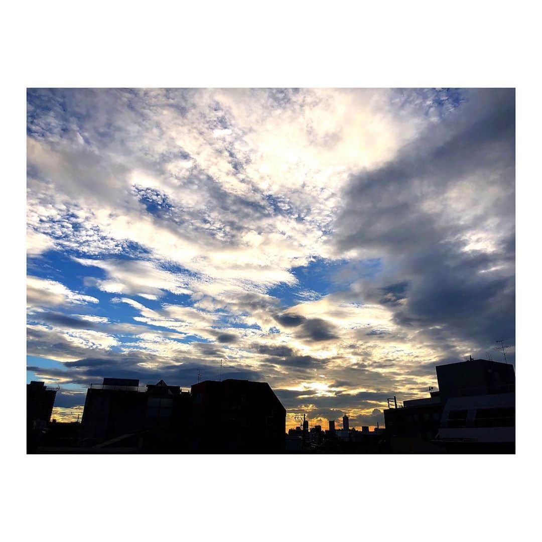 理絵さんのインスタグラム写真 - (理絵Instagram)「空の写真を撮っていて  眩しくて画面がよく見えないなかズームにして撮ったつもりが自分撮ってた  #sky #cielo #하늘 #空 #cielo_rie」6月10日 19時09分 - ____rie____