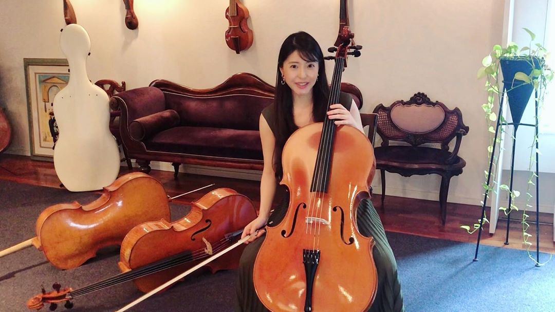 新倉瞳さんのインスタグラム写真 - (新倉瞳Instagram)「Vlog vol.4 modern/old cello comparison ‪ ・ ・ ついにVlogでもダジャレなのかなんなのかを連発し出しましたが ‪今回は日本ヴァイオリンさま #NipponViolin よりご依頼頂き🎻‬ チェロの弾き比べ ‪生音には及びませんが…‬ ‪様々なチェロの魅力を聴き比べて頂くきっかけになれば幸いです ‪※ヘッドホン、イヤホン推奨 ‬ Francesco Totoさんの楽器は 日本ヴァイオリンさんで受注を受け付けていらっしゃいます！(人気のため1年ほどお待ち頂くそうです)ご興味のお有りのかたはぜひ日本ヴァイオリンさんまで  #cello #comparison  #cellistoftheworld #francescototo #hannibalfagnola #giovannigrancino」6月10日 19時19分 - hitominiikura