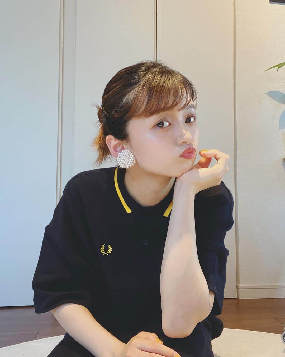 足立佳奈のインスタグラム：「着やすくて可愛いわんぴーすと、 ママのお友達が作ってくれたイヤリング☺︎最近のお気に入りだよー。 #あだちふく」