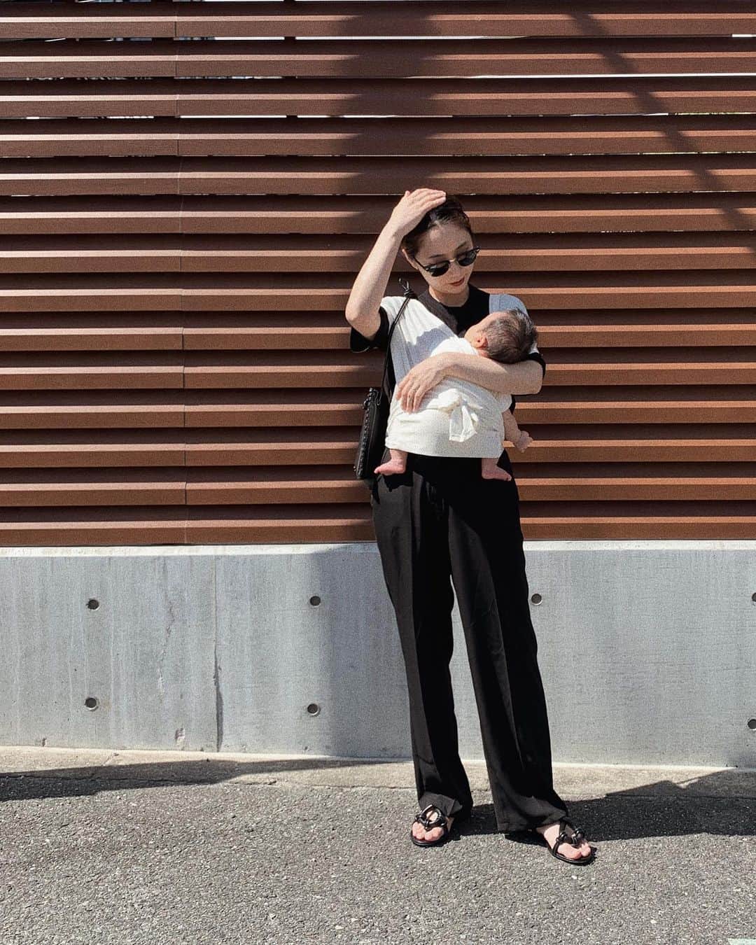 伊地知朋子さんのインスタグラム写真 - (伊地知朋子Instagram)「____ @konny.jp の揺れが大好きな👶🏻 姪っ子ちゃんの時に予行演習済みやから装着もお手の物💪🏻 ____ #コニー抱っこ紐 #コニー抱っこひも #抱っこ紐」6月10日 19時14分 - tomoko_urbanbobby