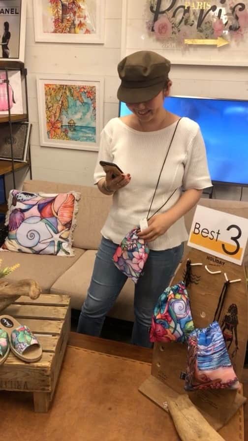 ラレイアのインスタグラム：「6.10(WED) 楽天スーパーSALE人気ランキングBEST5をご紹介😍🧡 1位エコバッグ 各¥1,800+tax ◾️Jessica Miyuki https://item.rakuten.co.jp/laleia-p-life/2220s41251-001/ ◾️Tom Veiga https://item.rakuten.co.jp/laleia-p-life/2320s41251-001/ ◾️Goldfish Kiss https://item.rakuten.co.jp/laleia-p-life/2120s41251-004/  2位ジュート風フラットサンダル¥2,800+tax https://item.rakuten.co.jp/laleia-p-life/1120s31096-011/  3位巾着ポシェット¥1,500+tax https://item.rakuten.co.jp/laleia-p-life/1120s41096-013/  4位アートボトルホルダー¥1,800+tax https://item.rakuten.co.jp/laleia-p-life/1119s31209-011/  5位ウエストポーチ¥3,900+tax https://item.rakuten.co.jp/laleia-p-life/1119s41209-001/  #colleenwilcox #laleia #beach #surf #hawaii #コリーンウィルコックス #ラレイア #楽天 #ビーチ #サーフ  #ビーチガール #サーフ カジュアル」