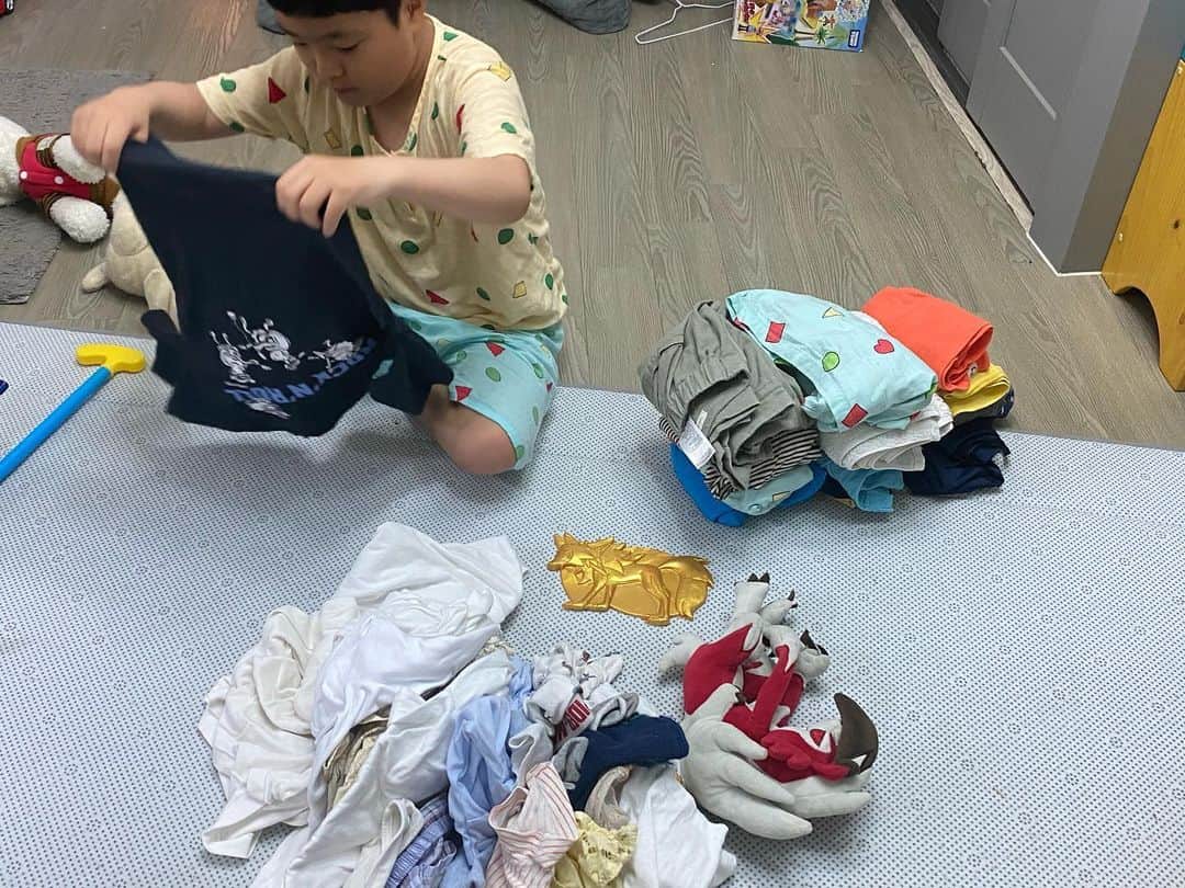 パク・ウネさんのインスタグラム写真 - (パク・ウネInstagram)「재완이가 하루종일 너무 떼를 쓰고 밥도 안먹으려해서 야단치다가 너무 힘들어서 아픈척 누워있는데 재호가 와서 나를 위로해준다.. 갑자기 재완이에 비해 재호에게 내가 사랑을 많이 못준것 같아 미안한 마음에 “엄마가 맨날 재호한테 화내서 미안해..” 하니까 재호는 너무 아무렇지 않게 “나는 괜찮은데...? 나는 엄마가 제일 좋아~” 한다... 감동받아서 눈물이 글썽이니까 “엄마 감동받아서 울어?” 한다.... 그러더니 빨래도 개어준다... 뺄래를 개며 어른인척 나에게 “엄마는 만화 봐~” 이런다 ㅎㅎ 개어져 있는 빨래는 정말 엉망이지만 나는 저렇게 그대로 넣어둘거다.. 내눈에는 정말 최고로 잘 갠 빨래로 보이니까 ... #감동」6月10日 19時19分 - eunhye.p