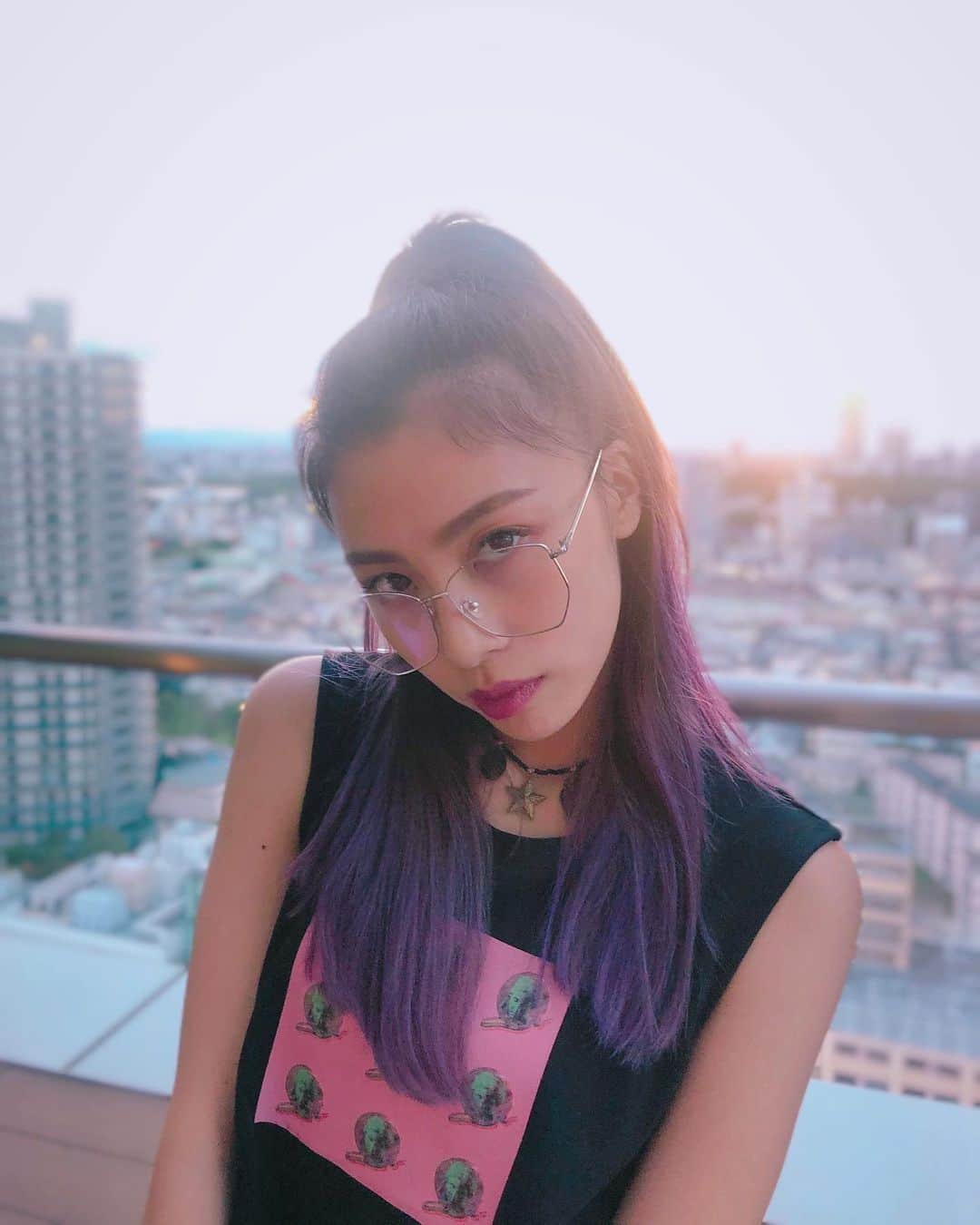 honoka のインスタグラム：「写真集の写真選びしてきました。楽しみ〜💕 あ。髪色パープルにしたよ😈 流行りの鬼滅カラーです🦋✨ #鬼滅カラー」