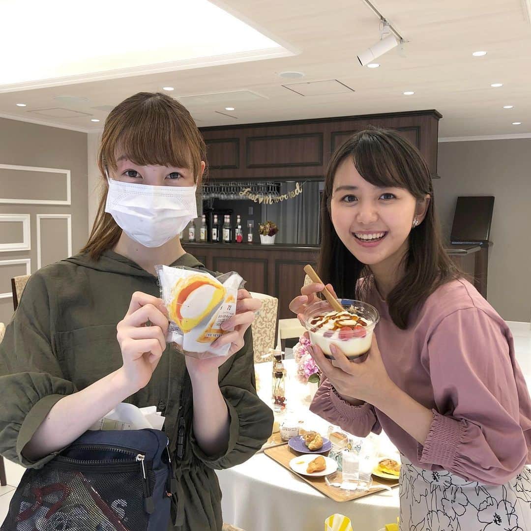石野智子のインスタグラム：「🍮🍒 . . 今日は 「みんテレ なんでもランキング」 の放送日でした🍰 今はコンビニでもいろんな種類の スイーツがあって手軽に楽しめますね♪ . #同期 #みんテレ #セブンイレブンスイーツ #コンビニスイーツ #プリン #シュークリーム #北海道 #牛乳消費 #UHB #アナウンサー」