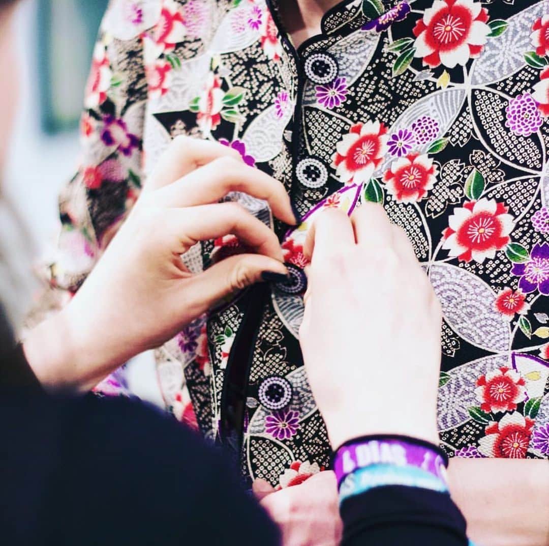 キャロライン チャールズのインスタグラム：「Signature prints by Caroline Charles to inject creativity & colour.  #prints #fabric #luxury #luxuryfabric #fashion #fashiondesign #fashionista #style #luxurystyle #lifestyle #luxurylifestyle #design #british #britishfashion #britishdesigner #ootd #fashionstyle #london #england」