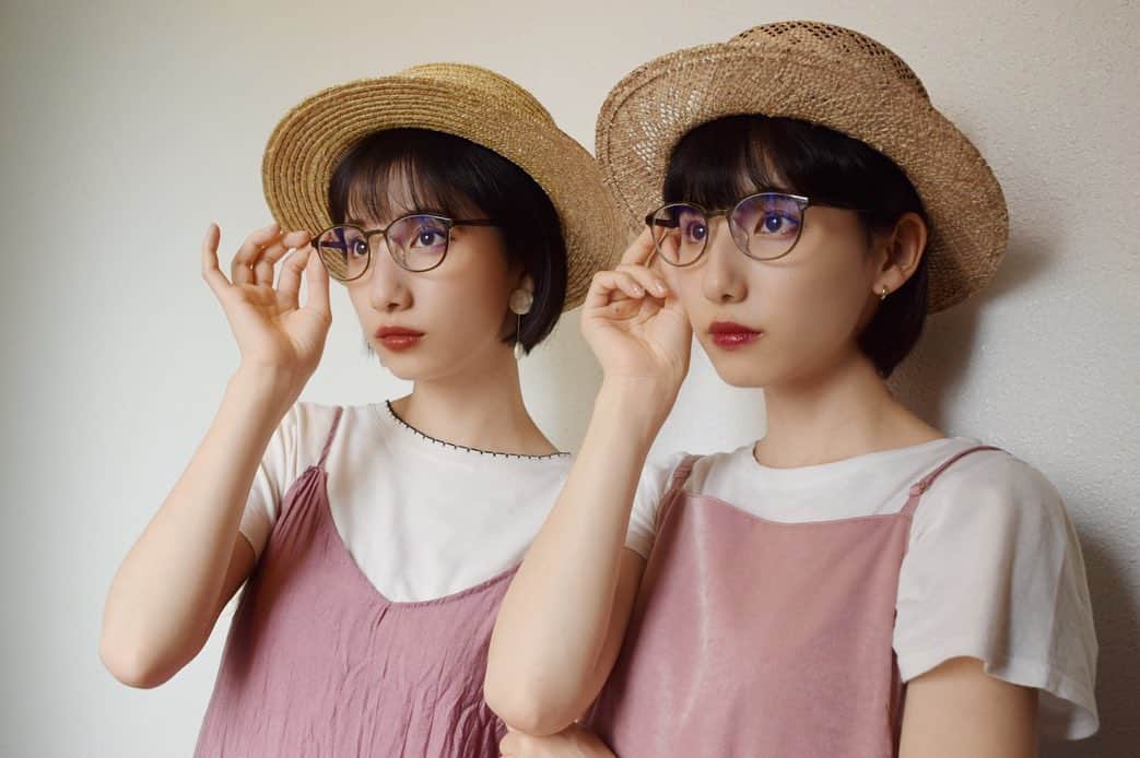 Zoff Officialのインスタグラム：「#ブルーライトカットレンズ が搭載されている#Zoff PCのZoff PC REGULAR TYPEを﻿ モデル・女優など様々なシーンでご活躍されている　@ematanioku さんと @eritanitani さんに着用頂き、インタビューをさせて頂きました🎤✨﻿ ﻿ ﻿ 👓👓﻿ ﻿ ﻿ Q1.自己紹介をお願いします。﻿ （えま）私たちは#モデル ・#女優 として活動しています。私は#喫茶店 が好きなので、休みの日は#喫茶店巡り をしています。﻿ （えり）お互い趣味が違い、私は#美容 が大好きなので、#ヨガ や#アーユルヴェーダアドバイザー の資格も持っています！﻿ ﻿ Q2.普段どんな時にメガネをかける？﻿ （えま）プライベートでは基本メガネをかけています。度が入っているのですが、#ファッション の一部としていつもかけています。﻿ （えり）撮影の時以外はずっとメガネです！家用と外用で分けています。家は軽いメガネで、外は#おしゃれメガネ ！﻿ ﻿ Q3.メガネを選ぶ時のポイントは？﻿ （えま）レンズが丸いと知的に見えてしまい、大き過ぎると個性的になりますので、選ぶ時は自分の顔に馴染むようなちょうどいい丸みと大きさを意識しています！﻿ （えり）どんな服にも合うようにシンプルなメガネを選んでいます。あと軽いのも重要！これから夏なので#クリアフレーム のメガネが欲しいです！﻿ ﻿ Q4.このメガネをかけてみてどうでしたか？﻿ （えま）軽くてかけている感じがしなかったです。フレームが大人っぽい色だったのでファッションはかわいさを意識して、ワンピースは色味のあるものを、#アイシャドウ も夏らしくポップにしてみました。　﻿ （えり）とにかく軽くて、色合いもどんな服にも合いそうなのでお気に入りです。メガネの色が大人っぽいのでいつもよりアイシャドウは濃いめに。友達と#カフェ に行く時にかけたいですね。﻿ ﻿ ﻿ 🕶🕶﻿ ﻿ ■商品紹介﻿ Zoff PC REGULAR TYPE (ブルーライトカット率約35%)﻿ ﻿ 「透明度」重視の方におすすめ﻿ ・明るい場所で、長時間の作業をすることが多い﻿ ・日常使いもしたいのでレンズは自然な色味が良い﻿ ﻿ 長く快適にお使いいただくためのフレーム設計﻿ ・軽量素材で長時間使用もストレスフリー﻿ ・頭部を包み込む"抱き込みテンプル"でフィット感も抜群﻿ ﻿ 【セット内容】﻿ ・PCメガネ(ブルーライト約35%カットレンズ搭載)﻿ ・クリーニングクロス兼用ポーチ﻿ ※パッケージ内キャラメル箱に同梱﻿ ・取扱説明書﻿ ・パッケージボックス﻿ ﻿ ※柄や色味の出方に個体差があり、画像と異なる場合がございます。﻿ ﻿ ﻿ #zoffpc﻿ #eyewear﻿ #sunglasses﻿ #pc﻿ #ゾフ﻿ #メガネ﻿ #サングラス﻿ #おうち時間」