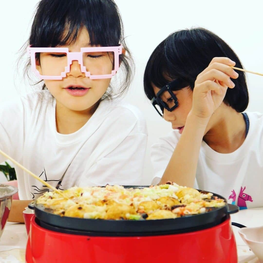 Kids Of Ninjaのインスタグラム：「たこ焼きを作ってみました🐙 ママは２回目、二人は初めてのたこ焼きですｗ お店で買ってきたほうが良いじゃんと言ってたそうちゃんも美味しそうに食べてました笑。 . 動画はプロフのリンクから！ . ✼••┈┈••✼••┈┈••✼••┈┈••✼••┈┈••✼ #たこ焼き #タコパ  #子供との大切な時間 #きょうの娘 #成長記録 #子育てグラム #ママライフパパママ #インスタキッズ #コドモノ #コズレ #子育て中ママ #女の子ママ #男の子ママ #子育てあるある #9歳ママ #6歳ママ #兄妹ママ #ママライフカメラ #親バカ部 #スマイル育児 #子どもと暮らす #ワーママ #アラフォーママと繋がりたい #育児アカウント #子供かいる生活 #子供のいる暮らし #ママリ #まますたぐらむ #kodomo #love_kodomo_japan」