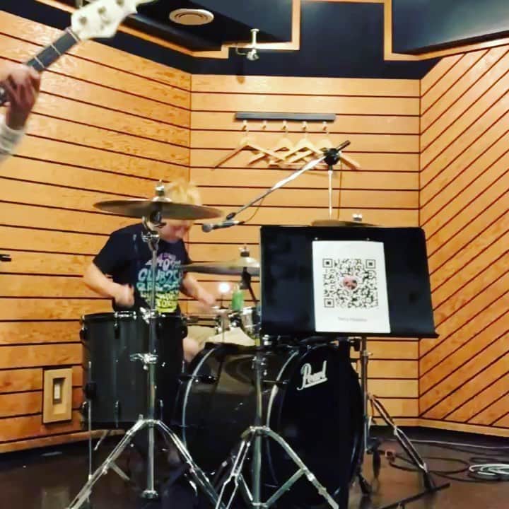 のインスタグラム：「‪本日夜8時よりレコ発代わりのYouTubeライブ配信📺‬ ‪無料で観れる2枚目のPayPay QRコードより投げ銭も受け付け中なんで気に入ったらお心付けよろしゅ🙇‍♂️次作のREC費用として大切に使わせていただきます💻🎤🧐🎸🗯‬ #速回し #Timelaps #Lets #StayTune #YouTube #Forever #and #StayPunkForever #with #TheStarbems ‪http://youtube.com/c/THESTARBEMSfootage‬」