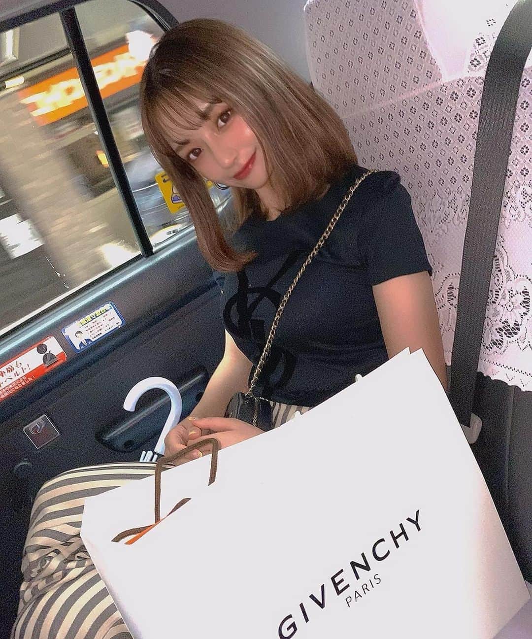 ERENAのインスタグラム：「🚕」