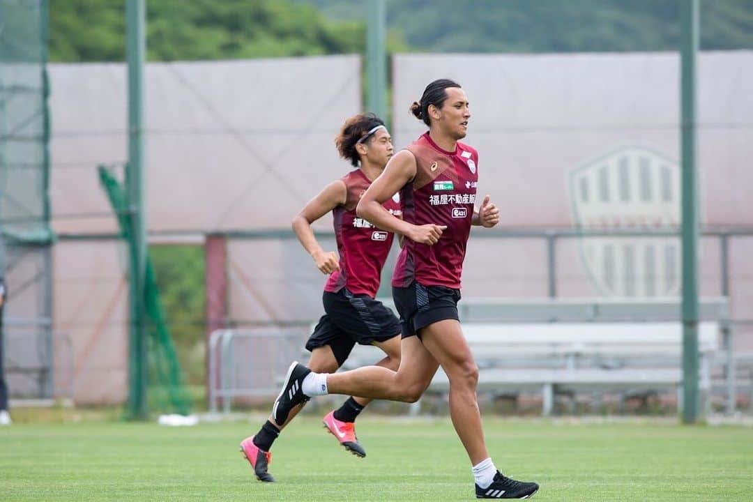大崎玲央のインスタグラム：「Preparation🏃🏽‍♂️🏃🏽‍♂️🏃🏽‍♂️💨💨💨 24 days to go💪🏽💪🏽💪🏽 #visselkobe #ヴィッセル神戸 #jleague #jリーグ」