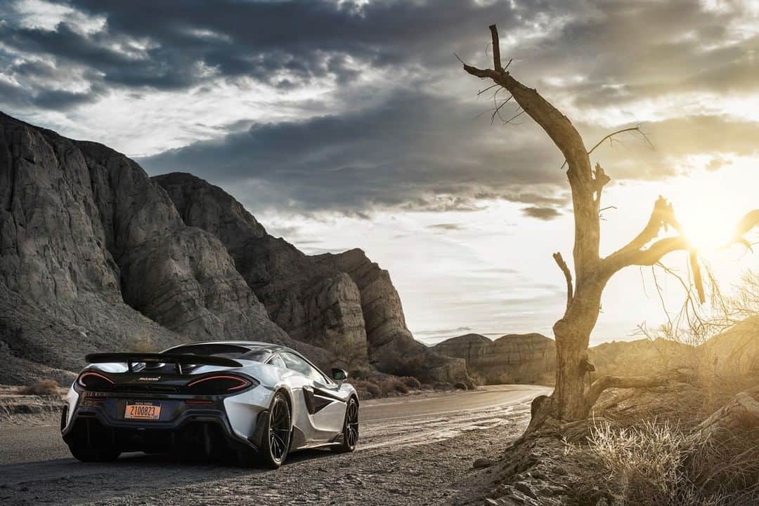 McLaren Automotiveさんのインスタグラム写真 - (McLaren AutomotiveInstagram)「Every LT is about the pursuit of lightweight. For the McLaren 600LT, this meant extensive use of carbon fibre throughout. The end result? A car that weighs 100kg less than a 570S Coupé」6月10日 20時02分 - mclarenauto