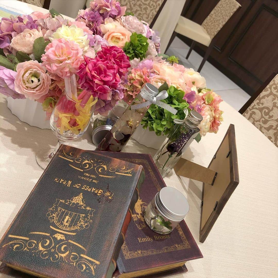 石野智子のインスタグラム：「💐 . 家にもお花を飾りたくなりました🌷🌼 ロケでの一枚@札幌ベルエポック製菓調理専門学校さん」