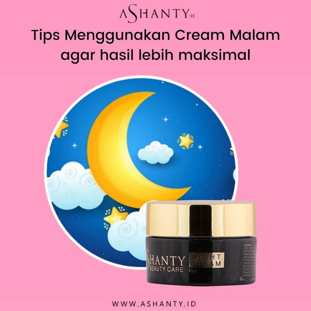 ASHANTY BEAUTY CREAM OFFICIALのインスタグラム：「Cream malam biasanya memiliki kandungan yang lebih berat dan berperan penting dalam menghidrasi kulit. Cream malam mengandung senyawa anti penuaan yang dapat berperan melawan tanda penuaan seperti pigmentasi, bercak gelap, kerutan, dan garis halus.  Berikut ini adalah tips menggunakan cream malam agar hasilnya lebih maksimal : • Bersihkan wajah dari make-up • Cuci bersih wajah dengan menggunakan sabun cuci muka yang lembut. • Aplikasikan cream malam dengan tepat ke kulit wajah, dengan metode lima titik menggunakan ujung jari, yaitu pada dahi, hidung, dagu, dan kedua pipi. • Ratakan cream malam ke seluruh kulit wajah dengan pijatan ringan, dengan gerakan ke atas dan memutar ke arah luar. • Jangan mengaplikasikan cream malam pada kelopak mata. • Aplikasikan cream malam di bagian leher.  Merawat kulit sebaiknya tak hanya dilakukan pada pagi atau siang hari. Pada malam hari, kulit pun masih membutuhkan perawatan dan nutrisi agar kulit tetap kencang, meningkatkan regenerasi kulit, mengurangi munculnya bintik akibat bertambahnya usia, serta garis dan kerutan pada wajah.  Sumber : https://bit.ly/2XMlPbr」