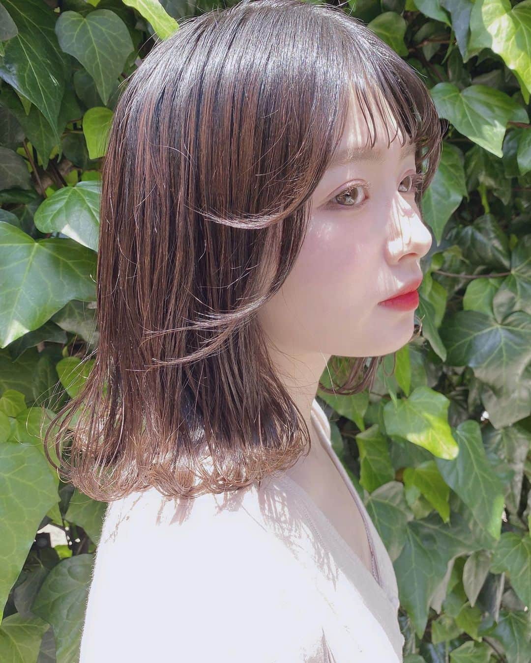 青木菜花のインスタグラム：「.﻿ .﻿ ジャーーーーーン！！！﻿ ﻿ ばっさり切っちゃいました﻿ ﻿ かじくん髪短い子タイプなんだって🙊💓﻿ 彼氏のタイプに合わせちゃう私もだめですね、、笑笑﻿ ﻿ どうですかかかか！！嘘でもいいから似合ってるって言ってててて🥺🥺😂笑﻿ .﻿ .﻿ #ミディアムボブ #ボブ #イメチェン #instalike #instagood #instapic #l4l #lfl」