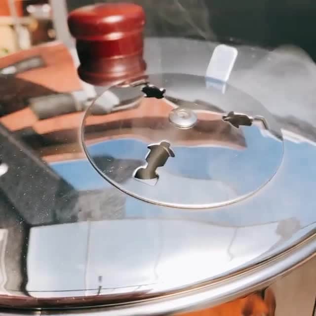 Coleman Japanのインスタグラム：「おうちでも燻製作りに挑戦❗️ #ランタンマーク から煙りがモクモク💭ワクワクが止まらない😆 ♪ ・ 📹：@urinrinrin419 さん 素敵な動画ありがとうございました✨ ・ ━━━━━━━━━━━━━━━━━ #おうちコールマン と #妄想キャンプ を付けて投稿して頂いた中から、抽選で3名様に「ホットサンドイッチクッカー」プレゼント！（6/14まで） ・ 素敵なお写真は、コールマン公式SNSでご紹介させて頂きます♪ ━━━━━━━━━━━━━━━━━ ・ ・ ・ #灯そうColeman #灯そうコールマン #灯そう #Coleman #コールマン #Camp #キャンプ #Outdoor #アウトドア #燻製 #ステンレススモーカー #アウトドア料理 #アウトドア飯 #キャンプ飯 #キャンプご飯 #キャンプ料理 #キャンプごはん #アウトドアレシピ #キャンプレシピ #おうちキャンプ #おうちキャンプ飯 #おうち時間 #StayHome #うちで過ごそう #私のコールマン」