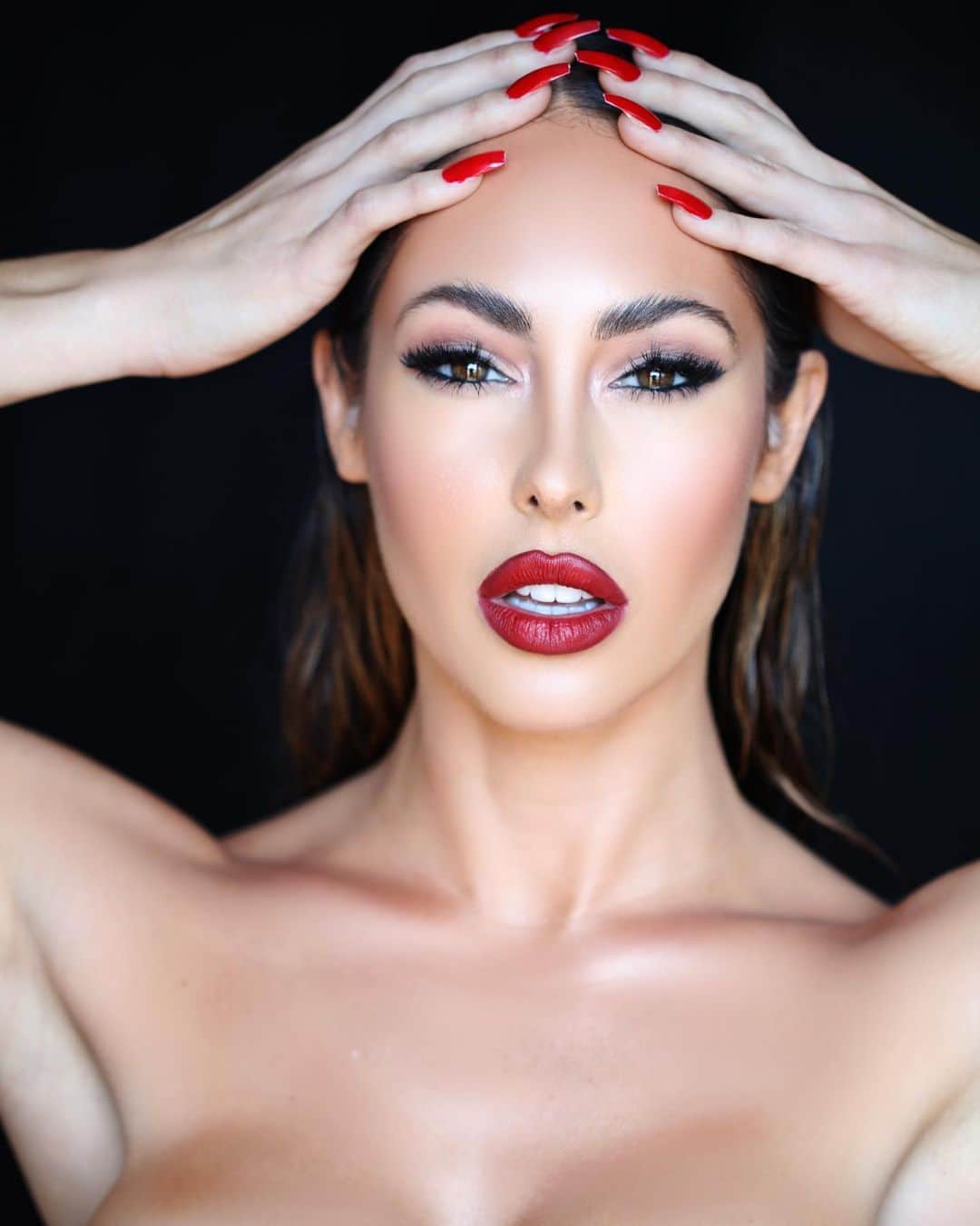 ホープ・ビールのインスタグラム：「Im real nice with a little bit of spice . Recent beauty work with @alayzacaseymakeup @deoncaseyphotography . #vampy #beauty #closeup #redlips #rednails」