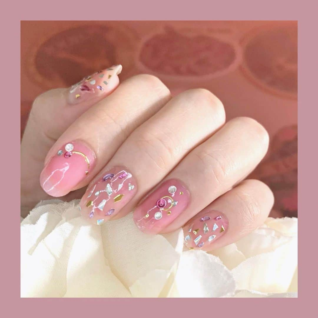 らむめろさんのインスタグラム写真 - (らむめろInstagram)「見てー！久しぶりのネイル💕﻿ ﻿ @gelrea.nail 様より﻿ ジェルネイル風ネイルシールを﻿ お試しさせて頂きました💅💗 ﻿ ﻿ 貼って余分なところを削って﻿ トップコート塗るだけで﻿ ツヤツヤ可愛いジェルネイル風の﻿ ネイルが楽しめるよ🎀﻿ ﻿ 剥がしたい時に剥せるから、﻿ 学生さんや職業柄ネイルNGな方にも﻿ 超オススメ( ⸝⸝•ᴗ•⸝⸝ )❁*·⑅﻿ ﻿ ﻿ ﻿ #instagood #instagramer #instalike #instalove #followme #followgram #japanesegirl #goodday #swag #selfie #me #안녕 #라무메로 #newnails #jelnails #ジェルネイル風 #貼るだけネイル #セルフネイル #簡単」6月10日 20時04分 - ramumero_