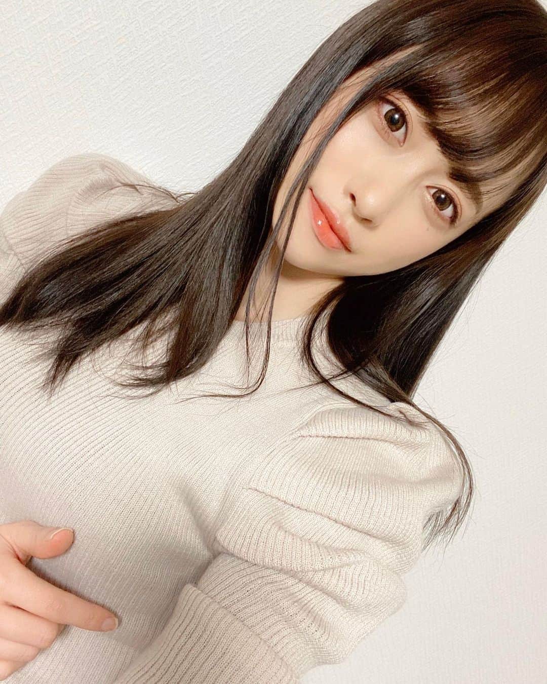 クルーズグループ【公式】のインスタグラム：「クルジムアカウント(@cruse.jimny.girl)でも情報解禁となりました！ . 6月20日15時〜、桐山結羽オンライントークイベント第三弾開催します‼️🥳✨ . 今回から新しくグッズに、オリジナルボールペンが加わり超豪華😍 . 枠数に限りがありますので、ゆうにゃんと2人でお喋りしたい方はお早めにお申込下さいね😆❤️ . . 明日6/11 19時〜チケット発売です👍 . ・ ・ ・ ・ 詳細はイベルトのページをご確認下さい🤗 ・ ・ @krymyh @cruse.jimny.girl ・ ・ #オンラインイベント #クルジム #コロナに負けるな  #桐山結羽 #ゆうにゃん #クルーズグループ #crusegroup #AV女優 #モデル #渋谷  #좋아요환영 #소통환영 #오오티디 #팔로우미 #팔로우 #소통해요 #셀카 #셀피 #셀스타그램  #扎心了 #赞 #好吃 #粉我 #照片 #时装 #谢谢你总是关照我 #请多」