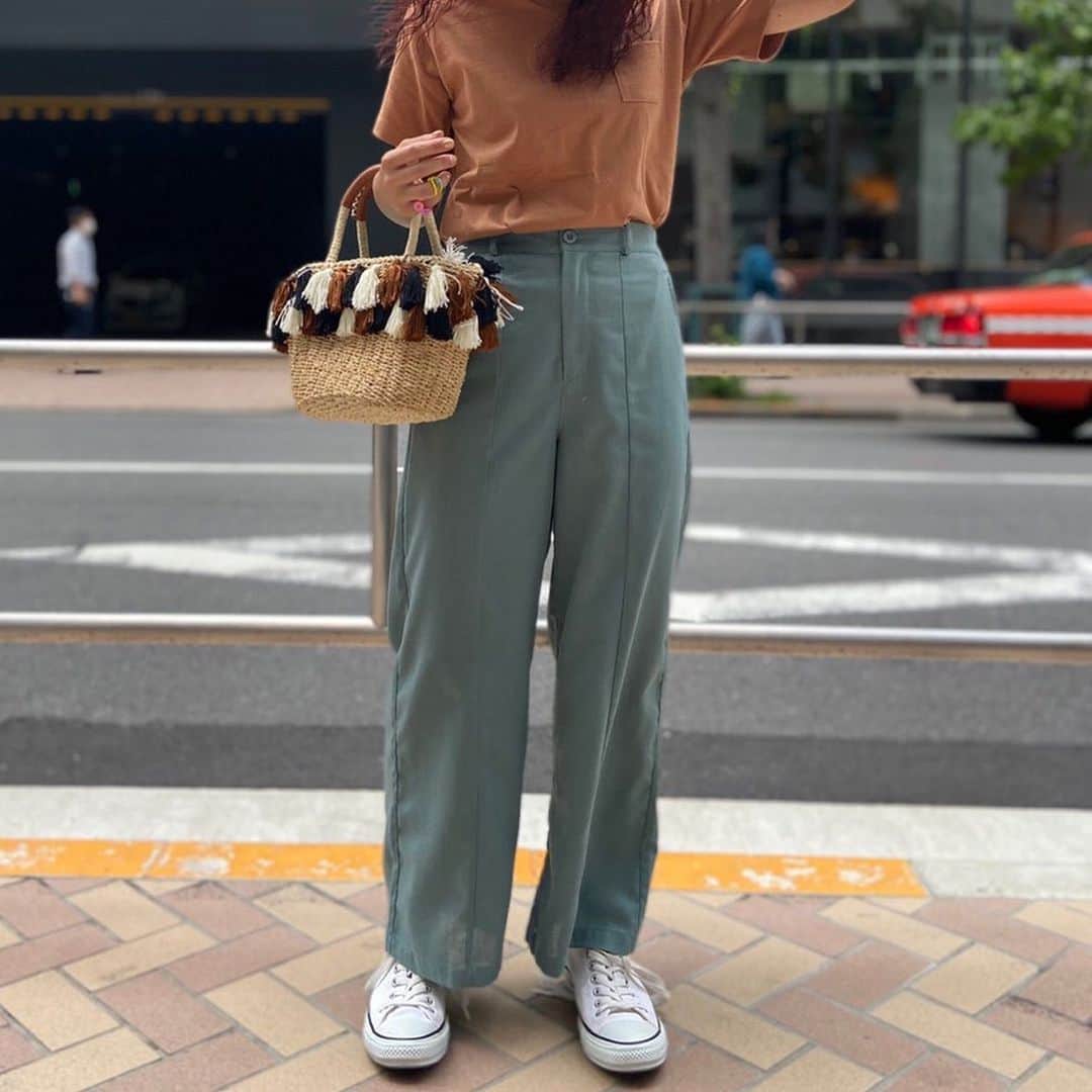 のインスタグラム：「#カラーパンツコーデ 美脚を演出するストレートシルエットのパンツ。 綿麻の優しくナチュラルな肌触りが魅力です。  ベーシックカラーで着まわし力も◎ 合わせるトップスによって、カジュアルからキレイめまで様々な着こなしが楽しめる優秀アイテムです。  #koe#stripeclub#ストライプクラブ」