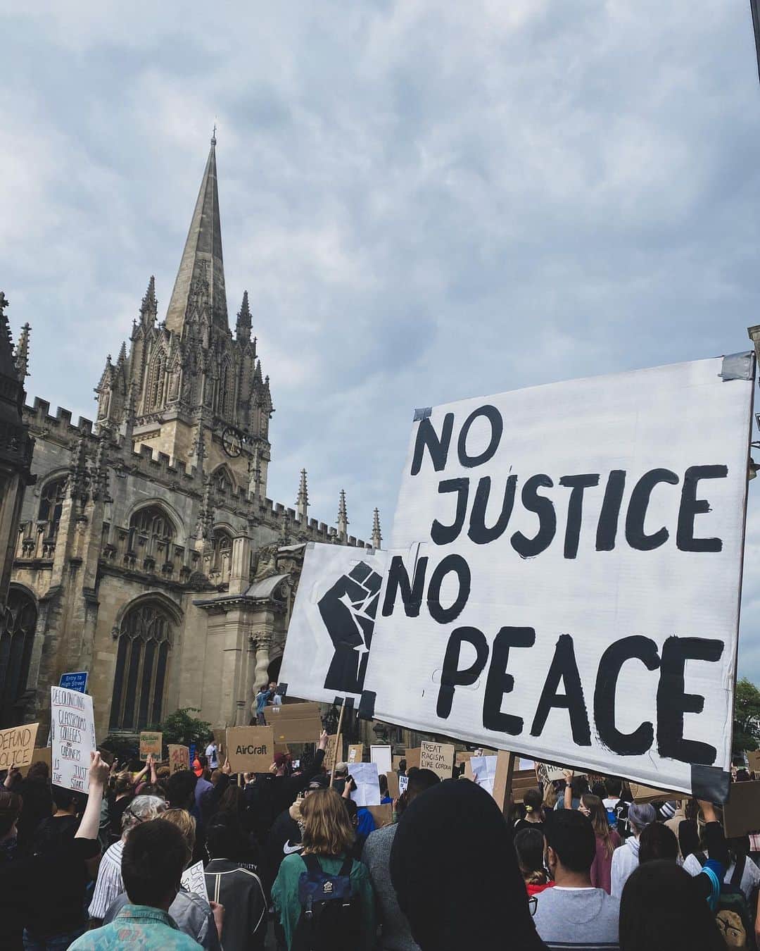 香華（KOuKA）のインスタグラム：「Yesterday, we gathered in front of the Cecil Rhodes statue in Oxford and knelt for 8.46mins in memory of George Floyd. Black Lives Matter is not a trend and the fight against discrimination and racial oppression must continue beyond these last few weeks 🖤  #BLM #RhodesMustFall #人種差別 #ジョージフロイド #ブラックライブズマター #拡散希望」