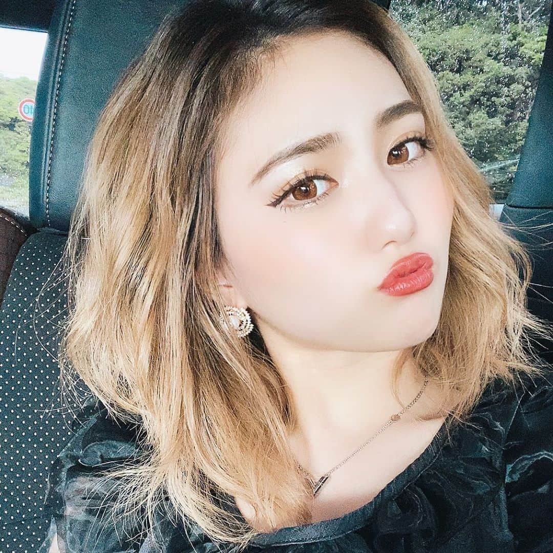 守田美咲のインスタグラム：「キラキラのピアスがお気に入り💫  #newpost #ヘアカラートレンド #バイヤレージュ #赤リップ #ピアス #キラキラ」