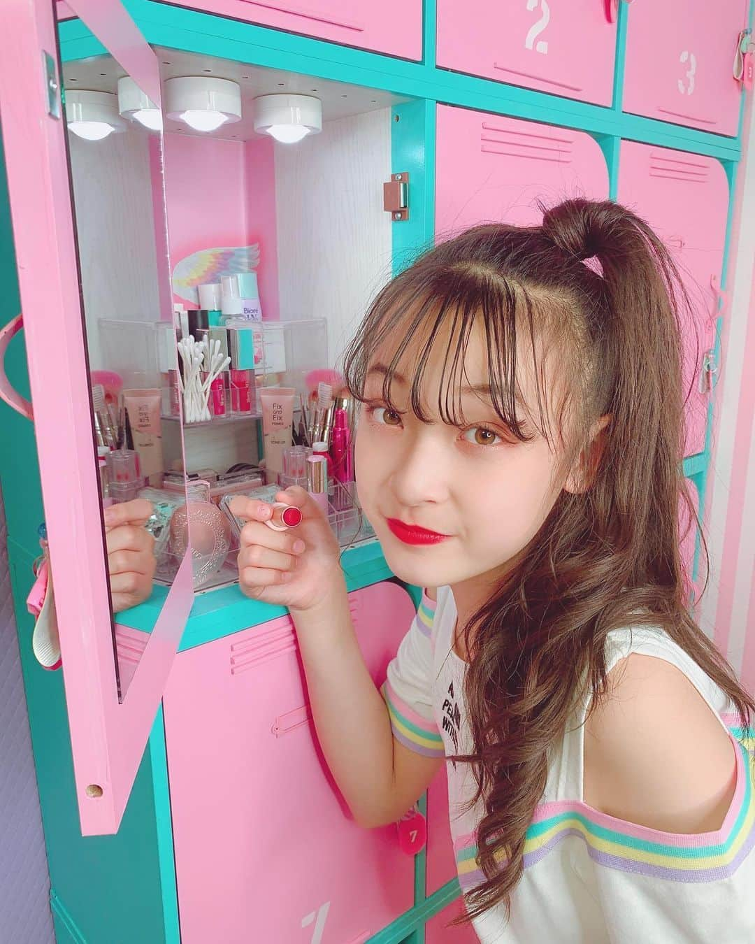 乃江咲綾さんのインスタグラム写真 - (乃江咲綾Instagram)「ロッカーの中の１つはドレッサーに✨💄💓 しかも神的フィット😍✨✨ 鏡も入れ物も100均❤️🙏 #DIY#3段ボックス#ロッカー#ドレッサー#メイク用品#さあやの部屋#キッズルーム#kidsmodel #cuugal#キューーガル #follow #Followme」6月10日 20時28分 - saaya_saaya0906