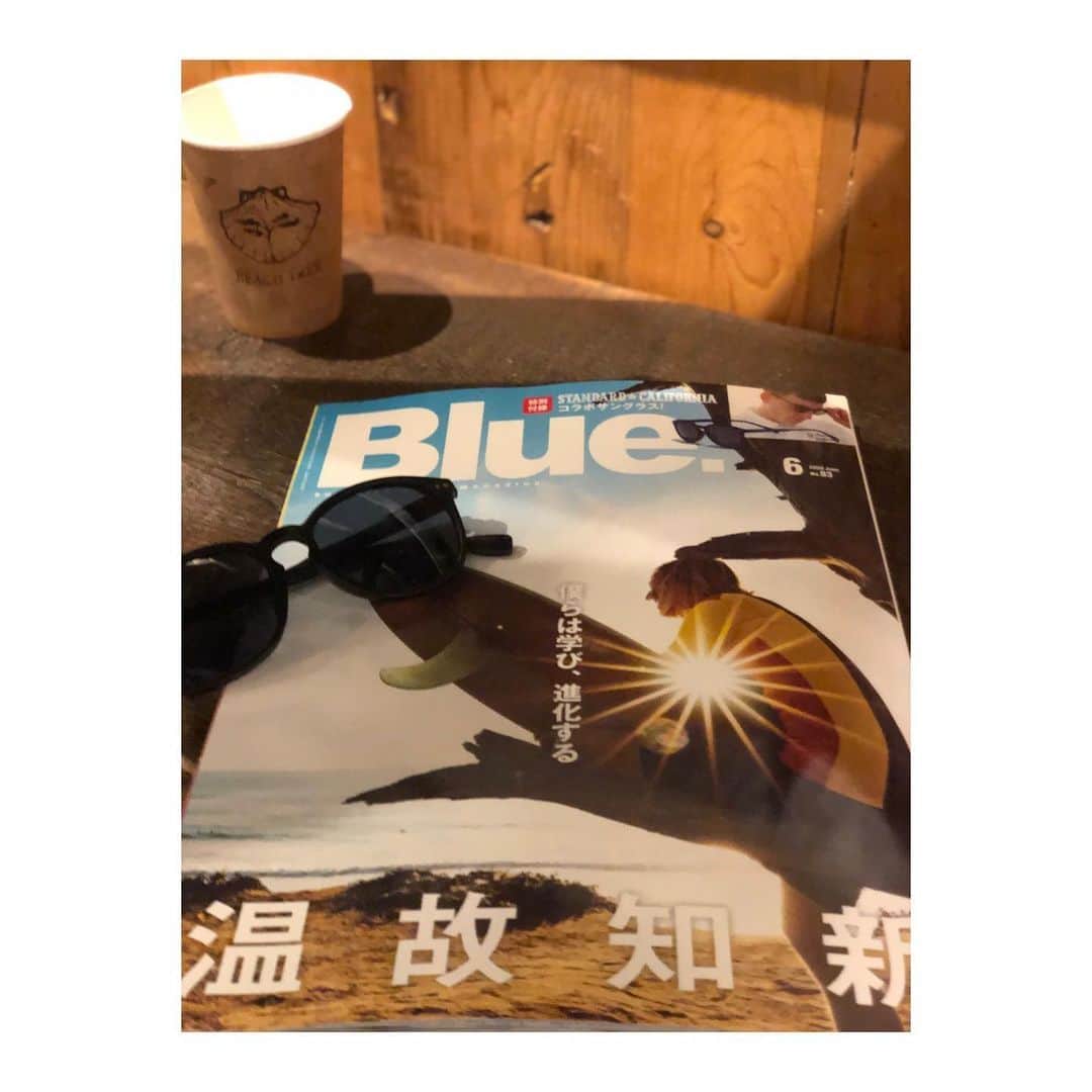 幸太さんのインスタグラム写真 - (幸太Instagram)「On sale @blue.mag !!﻿ ﻿ ﻿ 待ちに待った雑誌ブルーが発売しましたぁー‼️﻿ ﻿ ﻿ 僕は歴史あるブランド @localmotion_japan ﻿ の撮影に参加しましたぁー🏄‍♂️﻿ ﻿ ﻿ 会いたかったヘアメイクさんであり、﻿ 同じヘアサロンオーナーでサーファーという @karubekyosuke 氏にも会えて﻿ ﻿ 久しぶりのメンバー @yasumamiura & @tsukasa_moromizato &編集長との撮影﻿ ﻿ ﻿ ﻿ 久しぶりの撮影でドキドキしてたけど、﻿ ﻿ 良い天気☀️﻿ 良いメンバー😊﻿ 良いバイブスで撮影でしたぁ🤙🏿﻿ ﻿ ﻿ ﻿ ローカルモーションの店舗にも出るみたいなので、是非チェックしてみてねー🙏﻿ ﻿ ﻿ 明日から天気も崩れそうだから良い読書Time﻿ そして晴れたら付録の @blue.mag x @standardcalifornia のサングラス😎﻿ ﻿ ﻿ 最高な組み合わせで、#おうち時間 を楽しんでくださーい﻿ ﻿ ﻿ #bluemagazine #blue #surf #beachculture #beachstyle #fashion #localmotion #model #beachtree #surfer ﻿ #雑誌 #ブルー #温故知新 #サーフィン #ビーチカルチャー #ビーチスタイル #ファッション #大人カジュアルコーデ #ローカルモーション #モデル #サーファー #美容オタク #ビーチツリー #オーナー #幸太を探せ #スタンダードカリフォルニア #付録サングラス ﻿ ﻿ ﻿ ﻿」6月10日 20時28分 - kotawave