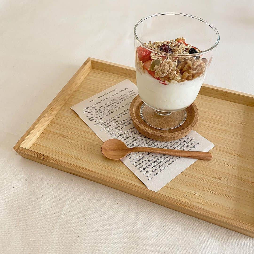 のインスタグラム：「﻿ ﻿ 自家製グラノーラ🥣𓂅𓂅﻿ 毎朝食べてるから簡単で嬉しい〜﻿ 手作りの方がヘルシーやし美味しい♡﻿ ﻿ ﻿ recipe𓂃﻿ ﻿ ﻿ ○材料﻿ ・オートミール 100g﻿ ・全粒粉 30g﻿ ・きび砂糖 15g﻿ ・太白ごま油 10g﻿ ・メープルシロップ 30g﻿ ・牛乳 10g﻿ ・お好みのナッツ類﻿ ・お好みのドライフルーツ﻿ ﻿ ﻿ ﻿ 全部混ぜ合わせて﻿ クッキングシートを敷いた台に広げます﻿ 150度に余熱したオーブンで15分焼いて﻿ 途中かき混ぜて再度15分焼いたら完成！﻿ ドライフルーツは冷めてから加えます☺︎﻿ ﻿ ﻿ #musa_cook﻿ #グラノーラ#手作りグラノーラ﻿ #オートミール#グラノーラレシピ﻿ ﻿」