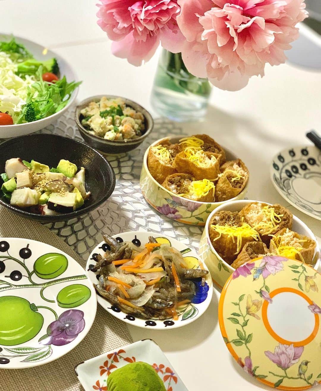 花田浩菜のインスタグラム：「暑い日が続くので、、 綺麗な色の器やお花を取り入れた食卓でパワーチャージ！☀️ . . この日はしおりさんにお願いさせて頂いた#ポーセラーツお重 にお稲荷さんを詰めて和食ごはん🥢✨ ◼︎グリーンサラダ ◼︎お稲荷さん ◼︎野菜たっぷりきびなごの南蛮漬け ◼︎彩り卯の花 ◼︎たことアボカドのマリネ とデザートに ◼︎抹茶クリーム大福も❤️ . . 卯の花と南蛮漬け、デザートの抹茶クリーム大福はSL Creationsの#冷凍食品 ！ 宣言解除後も、前のような日常にいきなり戻ることはないので、、 引き続きなるべく買い物の頻度も減らしたい&楽したいところなので w#食品宅配 は大助かりです🙇‍♀️ 私が甘党なので、甘いものが恋しくて。行くケーキ屋さんもなかなか近場の決まったところにしかいけなくなってしまうのが悲しかったこの数ヶ月、、 SL Creationsはスイーツが本格的で本当に美味しい！！ので、冷凍庫にストックしてあると心が安らぎます☕️笑 . . ホールで届く#ニューヨークチーズケーキ も濃厚でかなり美味しいのでオススメしたい！😍（🔜スワイプ） 冷凍庫から数時間解凍するだけだし、 冷凍なので一気に食べなくても悪くなることもない😊しかも無添加で安心安全なのにこのおいしさ！ おうちでお店のような本格スイーツが楽しめるのは嬉しい限りです🍰❤️ . . @slcreations_official #SLCreations #エスエルクリエーションズ　#安心安全 #無添加 #食品宅配 #PR #時短家事 #おうちご飯 #おうちごはん #うつわ好き #今日のご飯 #赤ちゃんのいる生活 #おうち時間を楽しむ #おうちカフェ #2歳差ママ #2児ママ #新米ママと繋がりたい #l4l #happy #happydays」