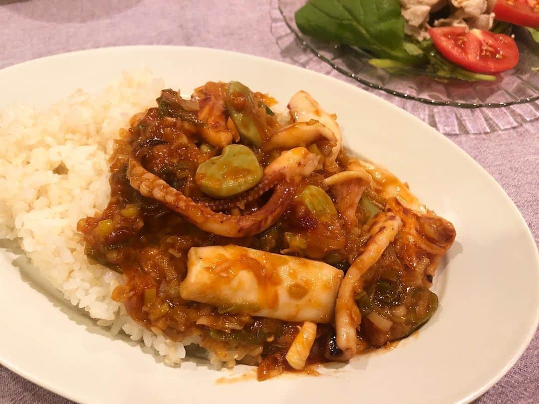 のインスタグラム：「\\言葉のレシピあり☺︎// ・ ・ 『イカと空豆のチリソース』  新鮮で美味しそうなスルメイカやヤリイカが出ていて見つけるとついつい買います。 イカ大好き。  空豆と長ねぎをたっぷり入れてカサ増ししてチリソースにしました。  作り方 1️⃣イカは内臓を取って、隠し包丁（格子状）を入れてから一口大に切り、げそも一緒にさっと茹でる。 大きめスルメイカ二杯使いました。皮はむかなくても大丈夫。気になる方はむいて！  2️⃣合わせだれは目安ですので、辛さ（豆板醤）甘さ（砂糖などで）は調整を。  ケチャップ大さじ6 醤油　大さじ1 みりん　大さじ1 水　大さじ2 片栗粉　小さじ1強　 全て混ぜておく。  豆板醤　お好み  3️⃣フライパンにオリーブオイル、にんにくと生姜のみじん切りを入れて炒め、豆板醤、 粗く刻んだ長ねぎ、さっと茹でた空豆を加える。 ねぎは写真③くらいどっさり。  4️⃣イカを加え、合わせだれも入れて煮立たせとろみが出るまで混ぜる。とろみが出過ぎた場合は水を加えれば大丈夫。写真④  5️⃣胡麻油を回しかけて完成。  ご飯の横に置いてイカチリ丼にしました。  簡単チリソースは色々な食材に代用できるので便利です🍅  私は大好きな厚揚げで、厚揚げチリソースにするのも好き。  これからの時期はフレッシュなトマトを使っても美味しいですよ！  いろいろ変えてアレンジしてくださいね😋  #tottogohan #イカレシピ#高タンパク低脂肪#タウリン #疲労回復#ジュニアアスリートフード　 #リカバリーフード #レシピどうぞ#tottoレシピ」