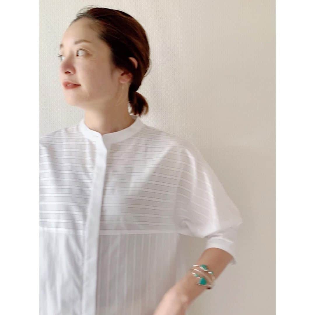 川島幸恵さんのインスタグラム写真 - (川島幸恵Instagram)「🤍🤍🤍﻿ ﻿ ストライプと細か〜いレースがコンビの可愛い生地で作ったチュニックシャツ。﻿ (写真だと伝わりにくいのが残念すぎる🥺)﻿ ﻿ パフっとなお袖もお気に入り💕﻿ ﻿ バンドカラーなので甘くなり過ぎないのもツボ🤤﻿ ﻿ ﻿ #SHENERY_official﻿ #shirts #tunic #SHENERY﻿ #bangls #harpo﻿ #white #turquoise #silver﻿ #fashion #styling﻿ #summer」6月10日 20時38分 - sachie118