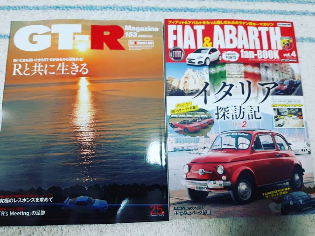 金原弘光のインスタグラム：「久しぶりに本📕を購入～⤴ 車の本を見てる時が一番楽しい～⤴⤴👍 最近、アバルトも興味があるんだよね～😄 #gtr  #アバルト」