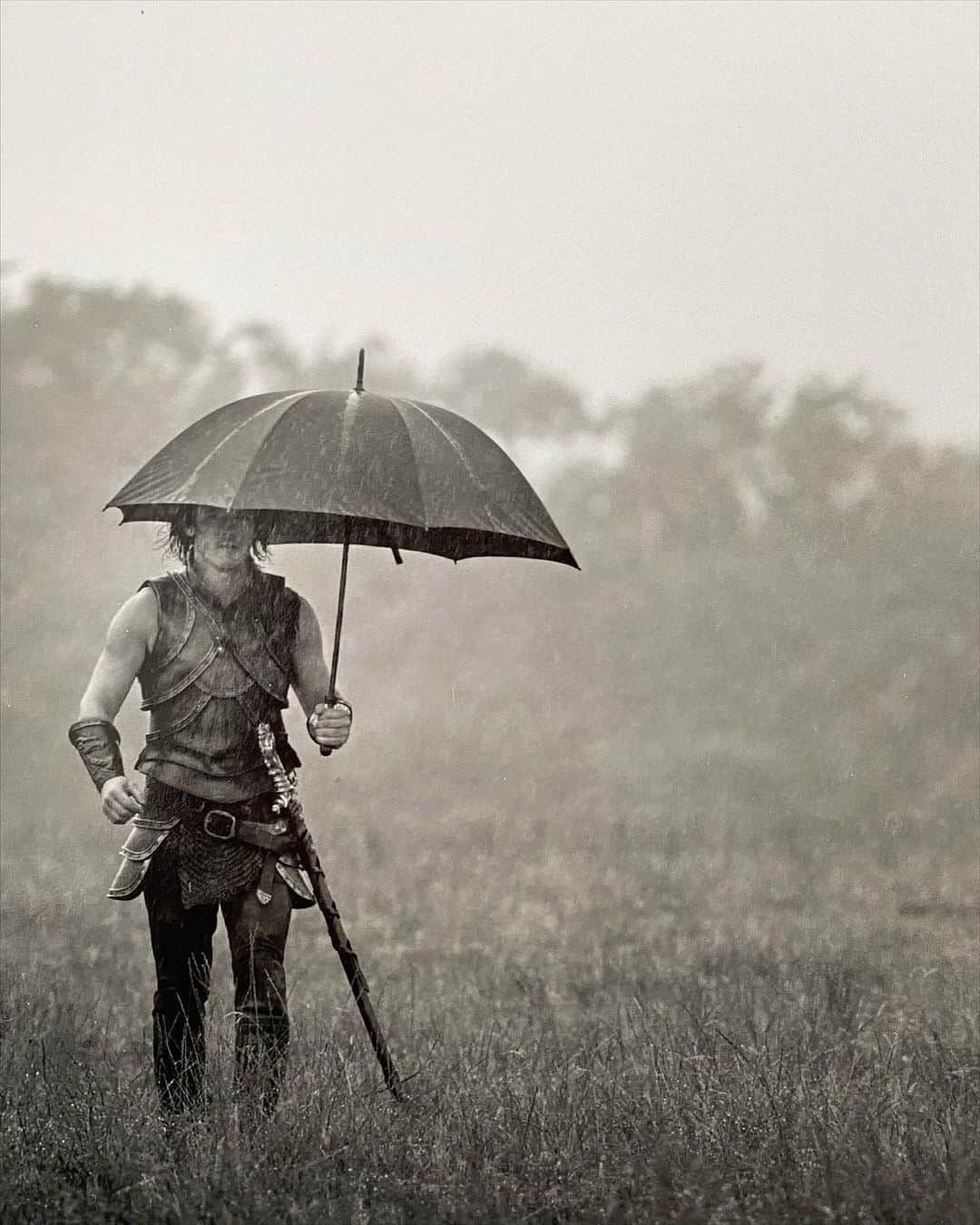 ルーク・エヴァンズさんのインスタグラム写真 - (ルーク・エヴァンズInstagram)「Avoiding the raindrops, or the sun... #draculauntold @draculauntold @universalpictures #waybackwednesday 📸 by @jasinboland more of his epic shots to come!!! Thanks again Jasin!」6月10日 20時44分 - thereallukeevans