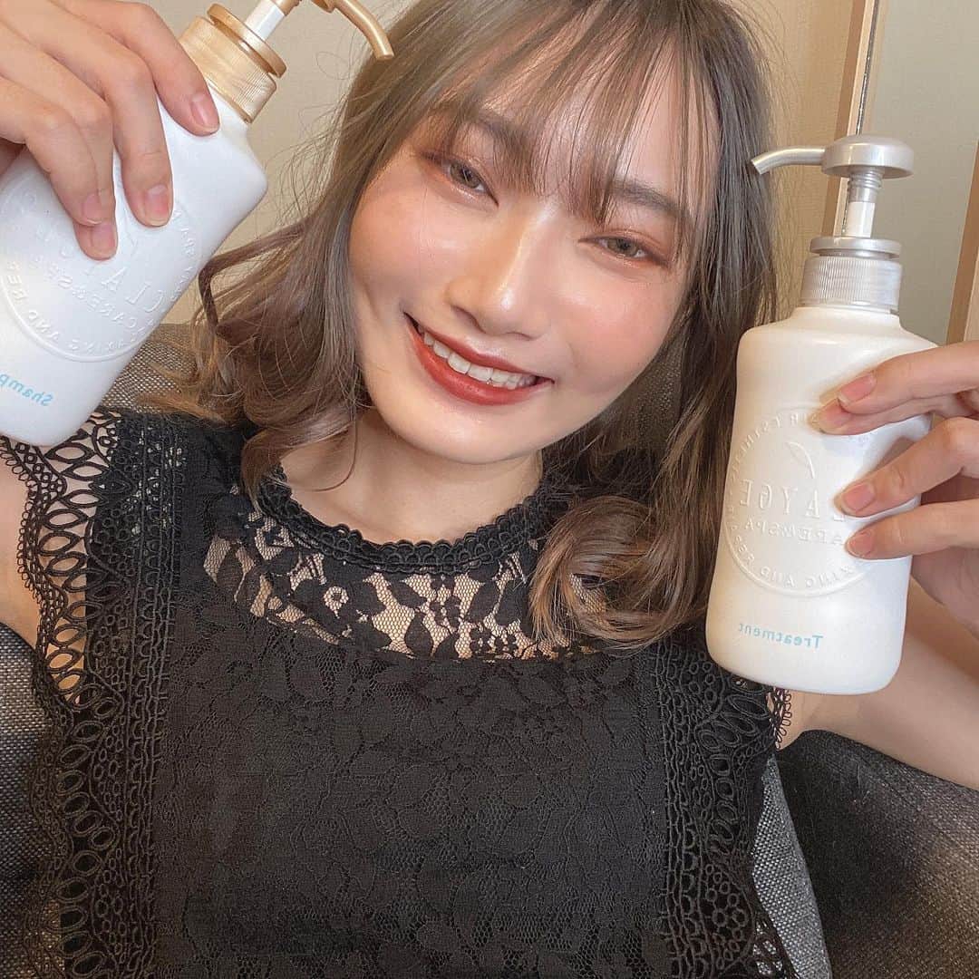 ゆりのインスタグラム：「美容院にあまり行けてないから新しいシャンプーとトリートメントでおうち時間満喫したった🥰 髪が細いのとカラーしてるのでパサつきやすいのよ私...でも寝てる時のおでこの汗で朝起きたら前髪だけベタベタ...誰か共感してくれませんか😭 クレージュのSライン最近使い始めたんだけど、まず匂いがすっごい私好みなの。昨日私が先にお風呂入ってて、シャンプー終わったあとにワタルがお風呂入って来たんだけど「何このいい匂い！？」って即気づいてくれてめちゃくちゃ嬉しかったwwww 使ってみた感想としては、とにかくめちゃくちゃ泡立ちがいい！もっちりした泡で、洗い流した後はスーッとしたあのヘッドスパされたみたいな感じがして、この暑い季節にはめちゃくちゃ爽快で素敵だった...それのおかげかなんか今日髪綺麗に巻けた気がする！かも！ 普段はLOFTとかで買えるけど、一部のドラッグストアとかネットでも買えるらしいよー！  #CLAYGE #実感型スパ #クレイシャンプー #おうち美容 #CLAYGE_ad @clayge_official」