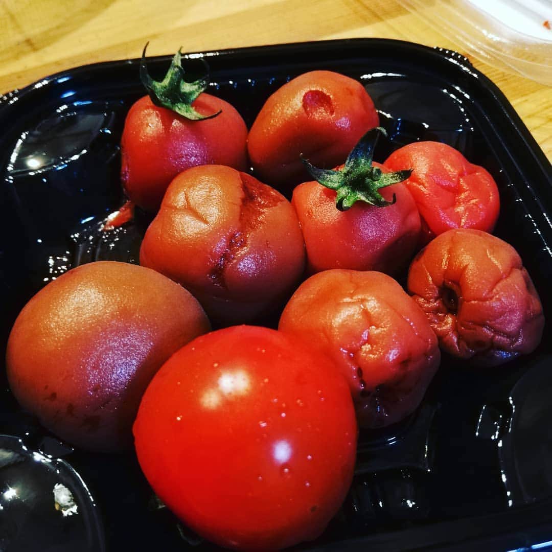 松本隆博のインスタグラム：「。 プチトマトと梅干しで 酒呑んでますー⊂(^・^)⊃ 一句！  梅干しに… ヘタを乗せたら… プチトマト…」