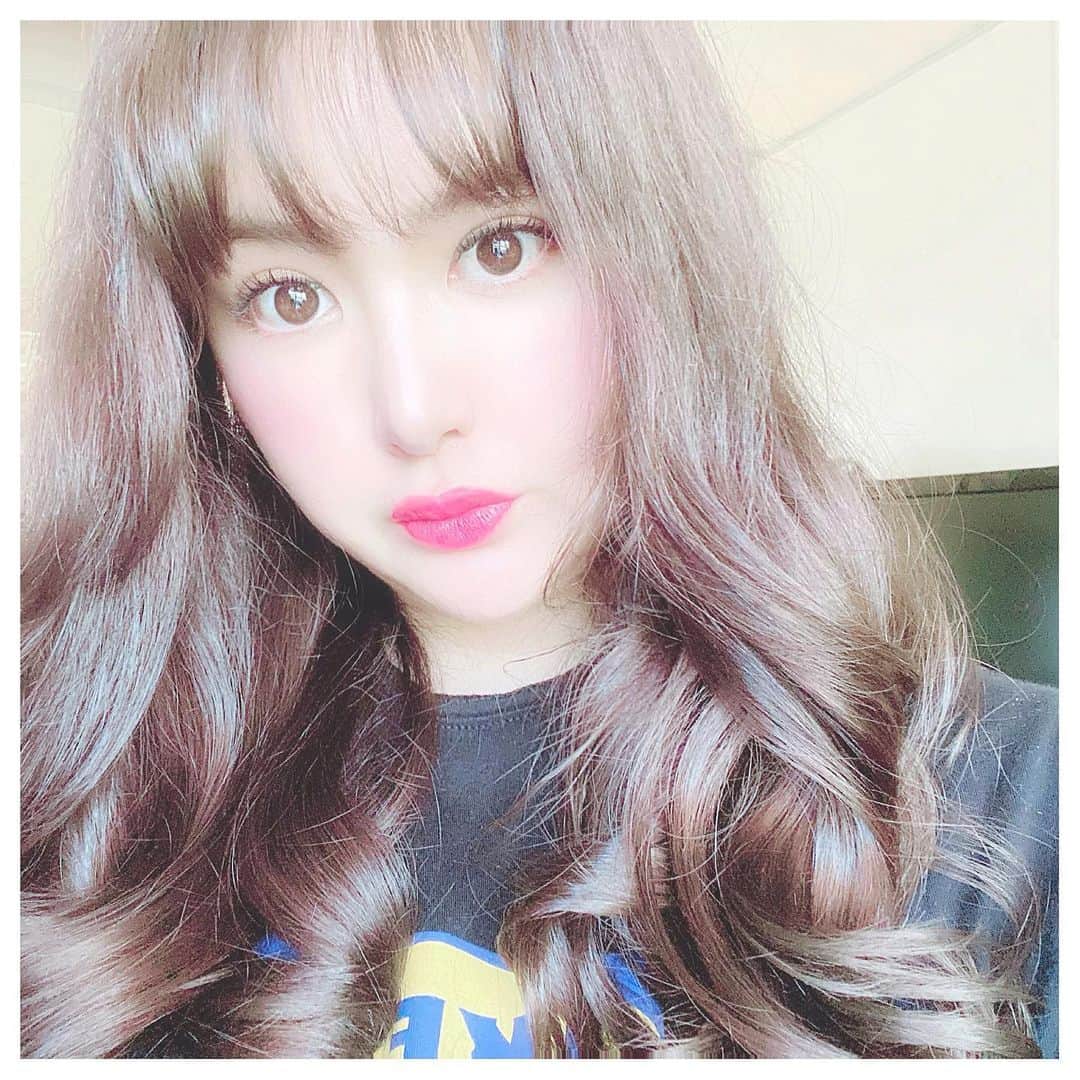 津久江麻由のインスタグラム：「. . 皆さんストーリーへのdm ありがとうございました😣👏💞 今まで1人で抱え込んできたので、 心を救われました！ . 太っているから、まだ親友と以外は あまり会いたくないけど 痩せて楽しい人生送ります！ 太ってるから楽しくないわけじゃないのは 分かっているけど、 まだ太ってる自分が許せないし 恥ずかしいので、、 . インスタの写真も、こうやって加工して たまにはお顔も載せていけたら、と思います！ . 本当にありがとうございました☺️💞 . . あ、髪暗く染めました🙃👍 .  #ザラジョ #ザラジョコーデ #毎日コーデ #お気に入りコスメ #コスメ大好き #メイク好き #デパコス #コスメ紹介 #今日のメイク  #今日のコスメ #プチプラコスメ #メイク好きさんと繋がりたい #コスメ好きさんと繋がりたい #いいね返しは絶対 #おすすめコスメ #コスメ購入品 #コスメ好き #メイク好き #今日のコーデ #今日のコーディネート #本日のコーデ  #ラフコーデ  #プチプラコーデ #ぷちぷらコーデ #GU #ジユジョ #ジユパト #ピンクメイク」