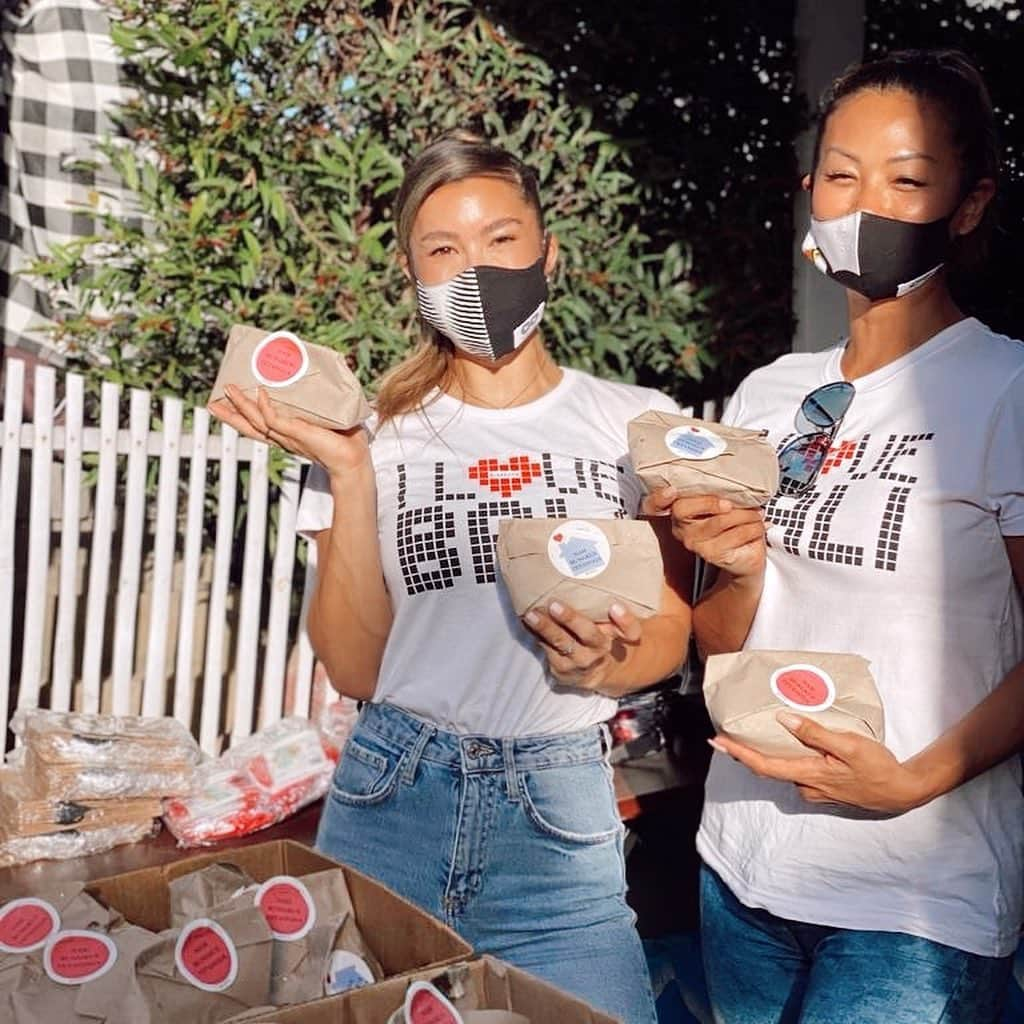 Jennifer Bachdimさんのインスタグラム写真 - (Jennifer BachdimInstagram)「|| ❤️NASI BUNGKUS TETANGGA BALI ❤️ || Today we made 915 Nasi Bungkus 👏🏽❤️ . . . What a beautiful day, been volunteering @nbtbali to make and hand out Nasi Bungkus for everyone in need! So much love! Thank you @indahkalalo and @fitrisupardi for making this happen 🙏🏼 #helpingothers . . I am wearing a beautiful mask from @doublepassion ||| for every masks purchased you’re donating to local taylors & neighborhood foods ❤️🙏🏼」6月10日 20時50分 - jenniferbachdim