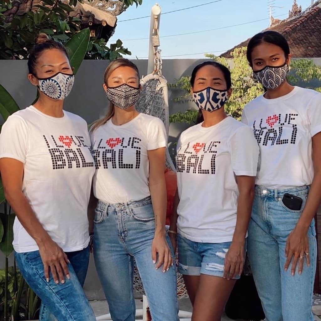 Jennifer Bachdimさんのインスタグラム写真 - (Jennifer BachdimInstagram)「|| ❤️NASI BUNGKUS TETANGGA BALI ❤️ || Today we made 915 Nasi Bungkus 👏🏽❤️ . . . What a beautiful day, been volunteering @nbtbali to make and hand out Nasi Bungkus for everyone in need! So much love! Thank you @indahkalalo and @fitrisupardi for making this happen 🙏🏼 #helpingothers . . I am wearing a beautiful mask from @doublepassion ||| for every masks purchased you’re donating to local taylors & neighborhood foods ❤️🙏🏼」6月10日 20時50分 - jenniferbachdim