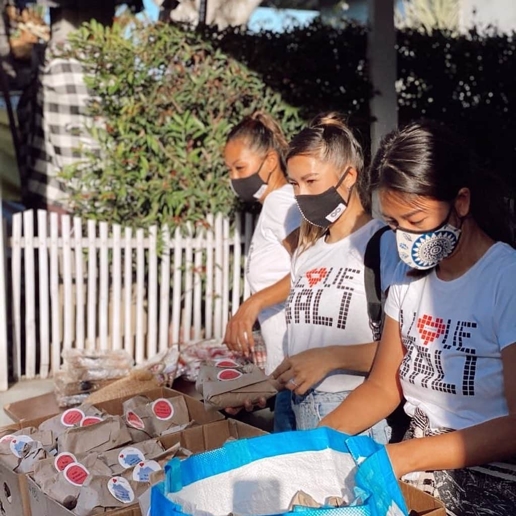 Jennifer Bachdimさんのインスタグラム写真 - (Jennifer BachdimInstagram)「|| ❤️NASI BUNGKUS TETANGGA BALI ❤️ || Today we made 915 Nasi Bungkus 👏🏽❤️ . . . What a beautiful day, been volunteering @nbtbali to make and hand out Nasi Bungkus for everyone in need! So much love! Thank you @indahkalalo and @fitrisupardi for making this happen 🙏🏼 #helpingothers . . I am wearing a beautiful mask from @doublepassion ||| for every masks purchased you’re donating to local taylors & neighborhood foods ❤️🙏🏼」6月10日 20時50分 - jenniferbachdim