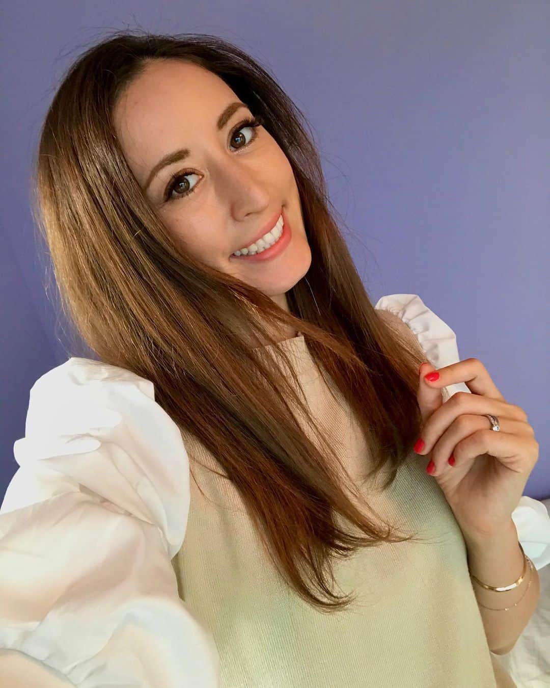 のインスタグラム：「Feeling happy to be back at work today. I was slightly nervous to be around other people in a studio, but I was reassured with all the precautions the whole  team took.  Interviews with prominent doctors coming up very soon on NHK World “Doctor’s Insight”. In the upcoming episodes we delve into the relationship between pre-existing conditions and risk for Covid 19. Keep tuned on NHK World for more info.」