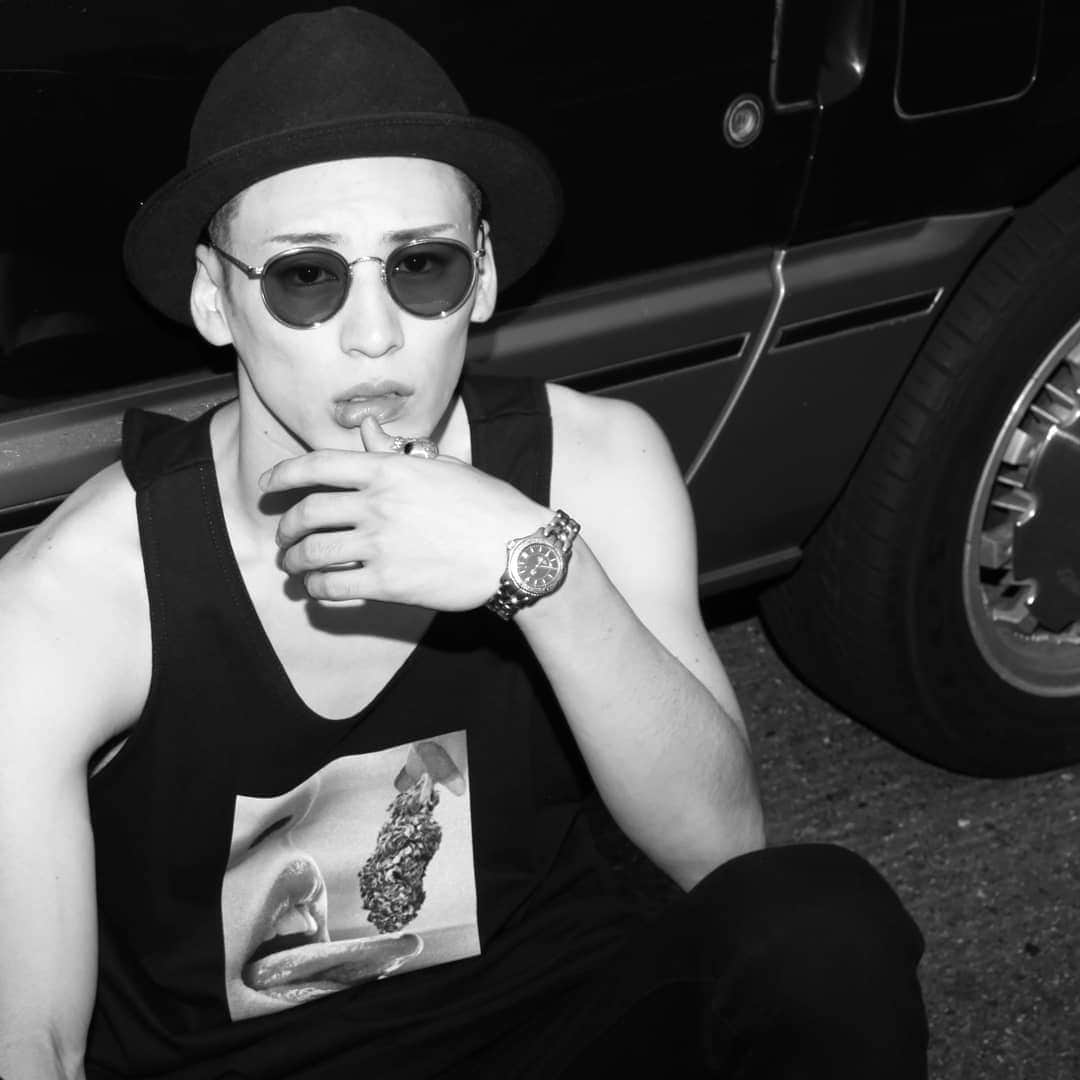 塩田康平のインスタグラム：「今日は撮影やったよ  #最初に検温ピッ #窓とドア全開 #密避けての会話の距離感つかむのムズい #だがしかしマスクの下は笑顔だぜ #塩田は嬉しかった #ぴえんからの脱却 #脱ぴえん #いやぴえん初めて使った #ぴえんてなに #初めてのぴえん #ぴえん言い過ぎ #初めてなのに飽きた #使いすぎ注意 #これがいわゆる #ぴえん #塩田康平 #streetshooting #streetsnap  #塩スタグラム」