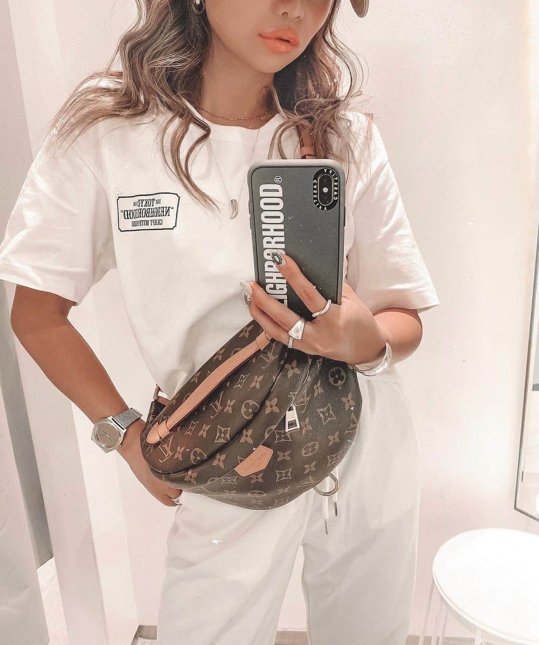 ✷kana✷のインスタグラム：「🌿 . . @casetify_jp × @neighborhood_official  コラボケースが6/12新発売されるよーー！ 一足先にGETしちゃった♡うん、すき♡ 反転文字で鏡に映ると読めるデザイン✨ イケてるね！ ちなみに今日のTシャツもネイバー☺️👍 . . #casetify#neighborhood #NEIGHBORHOODxCASETiFY」