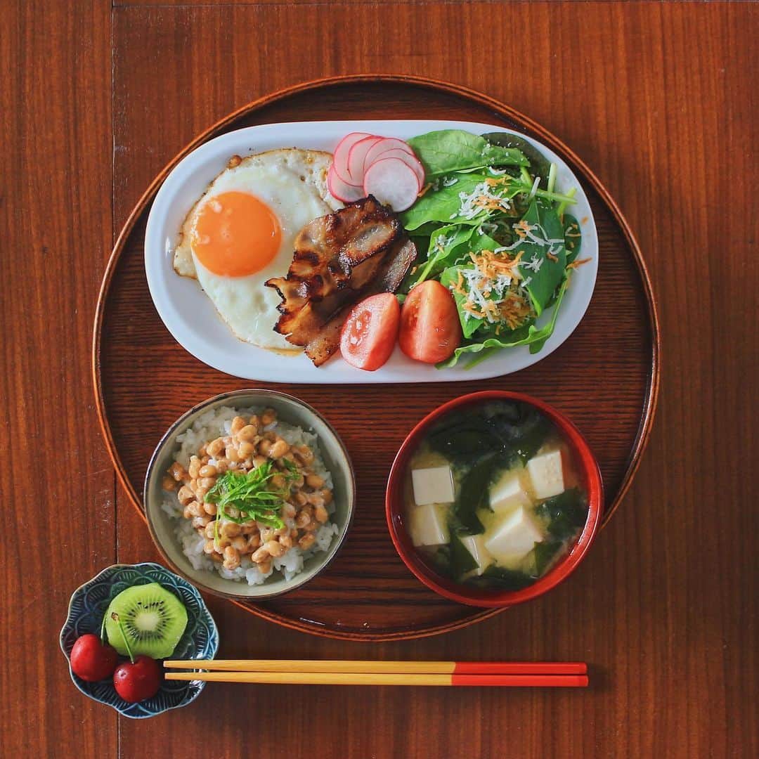 Kaori from Japanese Kitchenさんのインスタグラム写真 - (Kaori from Japanese KitchenInstagram)「和と洋の定番を合わせた謎の定食。お盆は毎度おなじみニトリ盆です。 ・ こんばんは。 今日の朝昼ごはん。 ふるさと納税で色々と新鮮な野菜をいただきました。 今日は料理する時間がなくてサラダで大量消費。 目玉焼きとベーコンで十分お腹いっぱい。 この楕円のお皿、和洋問わず使えて便利。 1970年代のデッドストックでなんと600円。 （フランスに輸出される予定だったけど 　お蔵入りになったものらしい） 掘り出し物を見つけるとつい買ってしまう… 551のレンチン蒸し器もつい衝動買い。 何に使おうかなーと妄想しつつ仕事の続きします。 今日もお疲れ様でした。 ・ ・ 【おしながき】 なっとうごはん 豆腐と生わかめのお味噌汁 ベビーリーフとパルジャミーノのサラダ ラディッシュ トマト 無塩せきベーコン 目玉焼き キウイとアメリカンチェリー ＊今日は薬膳走り書きお休みします＊ ・ ・ ・ ・ 2020.06.10 Wed Hi from Tokyo! Today’s brunch:Baked rice w/ natto, miso soup, green salad w/ radish, tomatoes, grilled bacon, sunny side up egg, kiwi, and American cherry. ・ ・ ・ ・ ・ #breakfast #朝ごはん #おうちごはん #早餐 #薬膳 #うつわ #自炊  #ニトリ #家庭料理 #レシピ #stayhome #和食 #阿部春弥」6月10日 20時56分 - coco_kontasu