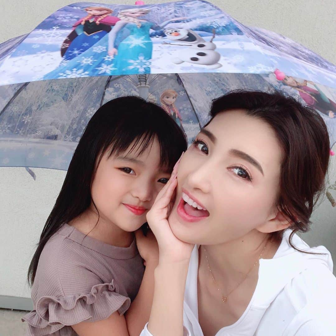 山内智恵さんのインスタグラム写真 - (山内智恵Instagram)「梅雨入り☔️だ💞 ・ 佳奈プリンセスは 傘をさせる 自分が大人に感じて 雨の日はとっても ウキウキしてる💞✨💖 ・ 傘をさせる喜び☂️✨ いいね👍😊 #山内智恵#マキろん#梅雨 #梅雨入り #unbrella #rainyday #favorite #雨うれし #1人でできるもん #大人の階段登る」6月10日 20時57分 - chie_yamauchi