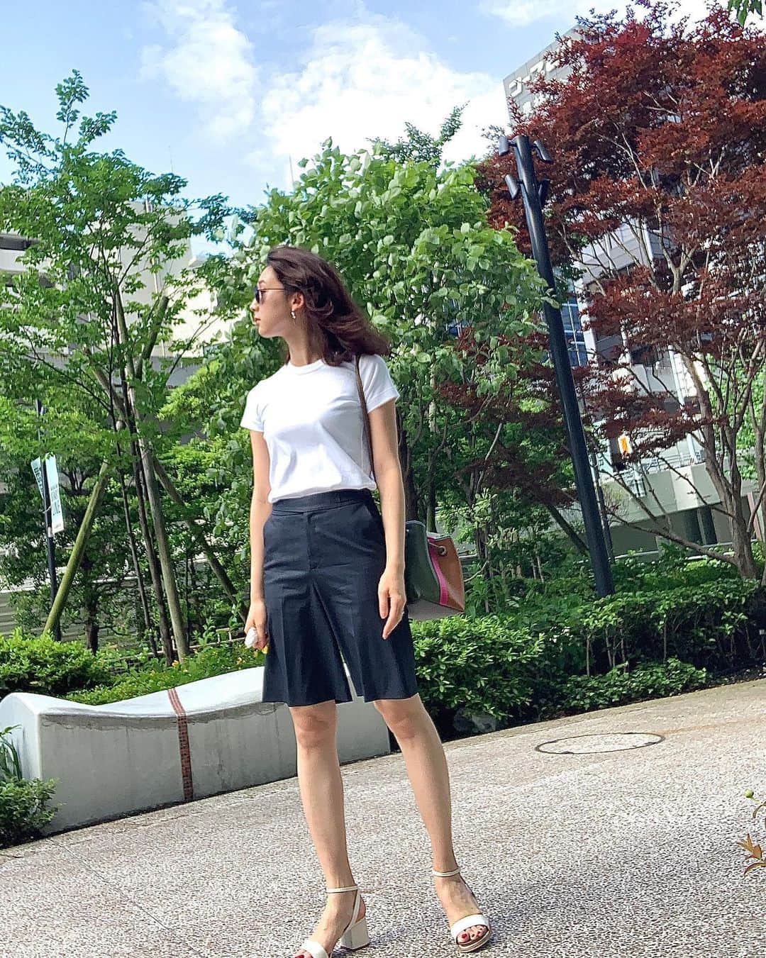 松原汐織のインスタグラム：「♡ シェアサイクルを移動手段に選ぶことが増えたので、 Tシャツ×パンツスタイル×斜めがけ出来るミニバッグのコーディネートの日が続いています🚴🏻‍♀️ ・ 今日は暑かったので、今年初のハーフパンツ🌞✨ お買い物に行けていないので、オンラインで購入したUNIQLO UのTシャツ以外は長く愛用しているものばかりです。 (右手に握りしめているのはマスクです😂) ・ Stay home中も開けてからも、世の中が変わっていくと同時に私自身の常識や趣味趣向にも変化が✨ 好きなものが増えたり、視野が広がったり、、、✨悪いことばかりじゃなかったと感じています。 ・ 皆さまも引き続きご自愛ください😌💗 ・ #OOTD #coordinate 🍃 Glasses / @chanelofficial #chanel  T shirt/ @uniqlo #uniqlou  Shorts / @stunninglure #stunninglure  Sandals / @tods #tods  Bag / @vasic_japan #vasic」