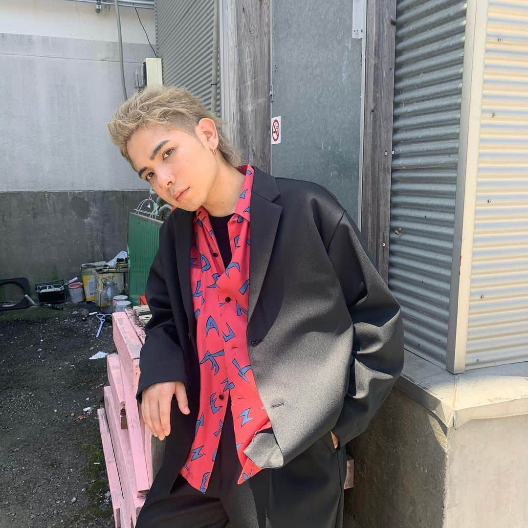 RUDE-αさんのインスタグラム写真 - (RUDE-αInstagram)「スタイリストさんのお陰で毎回カッコいい洋服を着させてもらっていますが、基本的に私服のセンス無さすぎて友達の間では衣食住の「衣」を失った男と呼ばれています。 ・ ・ #俺にはもう #食と住 #しかないんだ #最近主食を玄米に変えました #あとキウイは皮ごと一気食いする派 #衣食住 #夏だね」6月10日 20時58分 - 5leep3alker